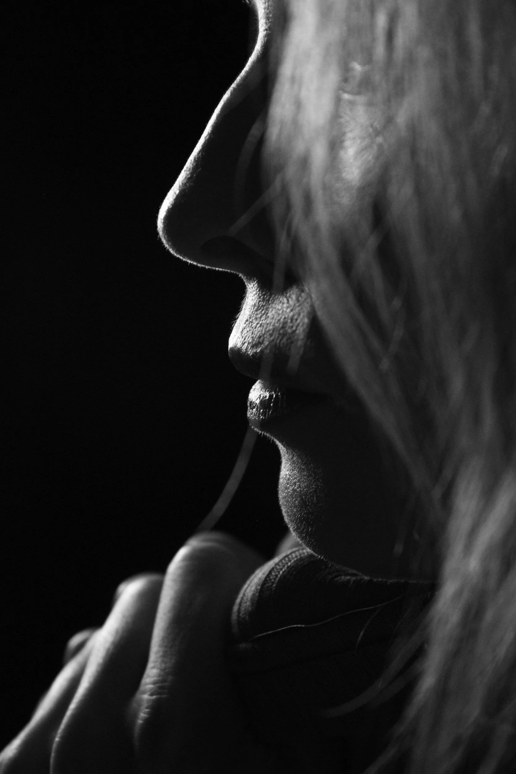 Profilansicht im Facereading: Eine schwarz-weiß Fotografie zur Analyse von Charaktermerkmalen, Handlungsmustern und verborgenen Talenten.
