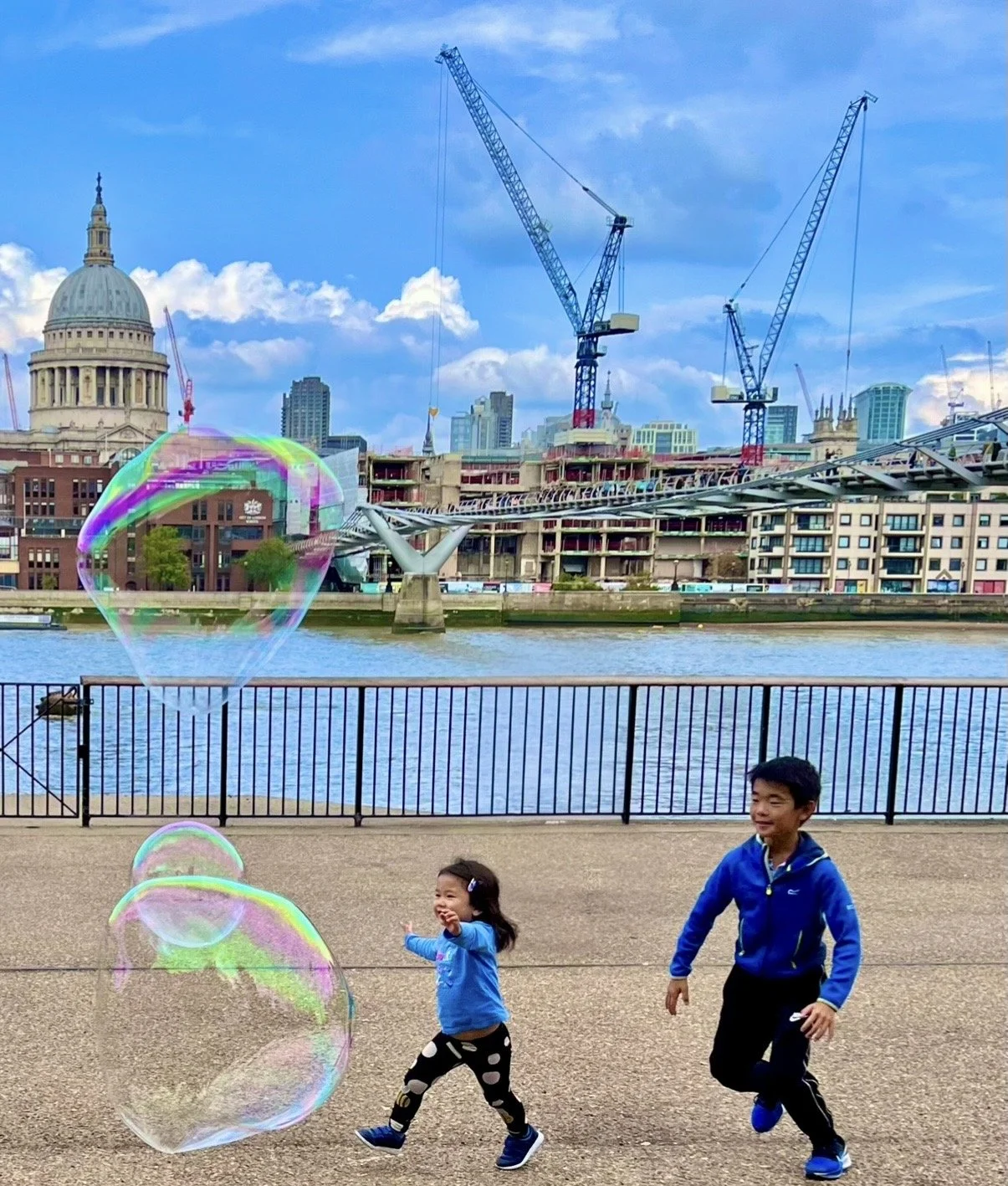 P152-Chasing Bubbles in London-Lustre-Adj.jpeg