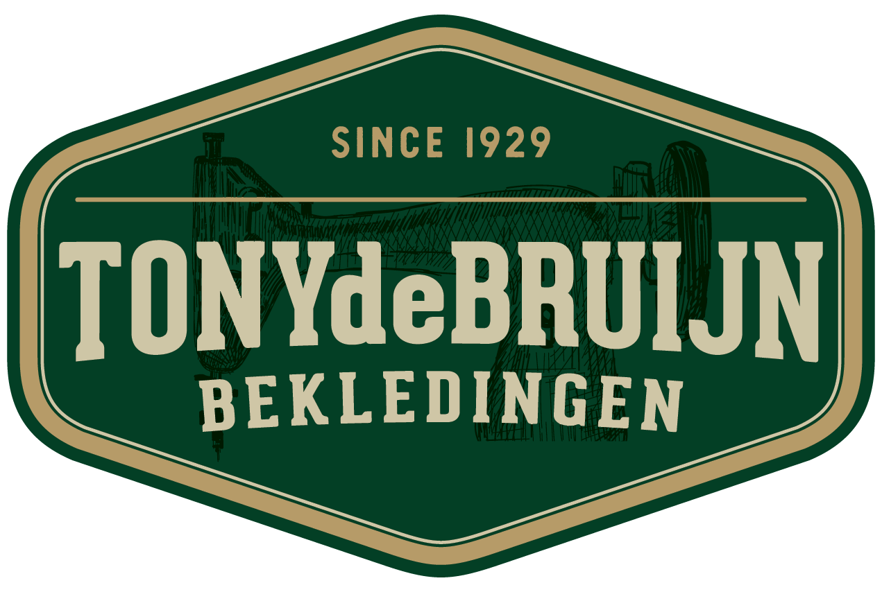 Een groene label met de tekst 'Tony de Bruin Bekleding' en een afbeelding van een brug op de achtergrond, met de tekst 'Sinds 1929' erboven.