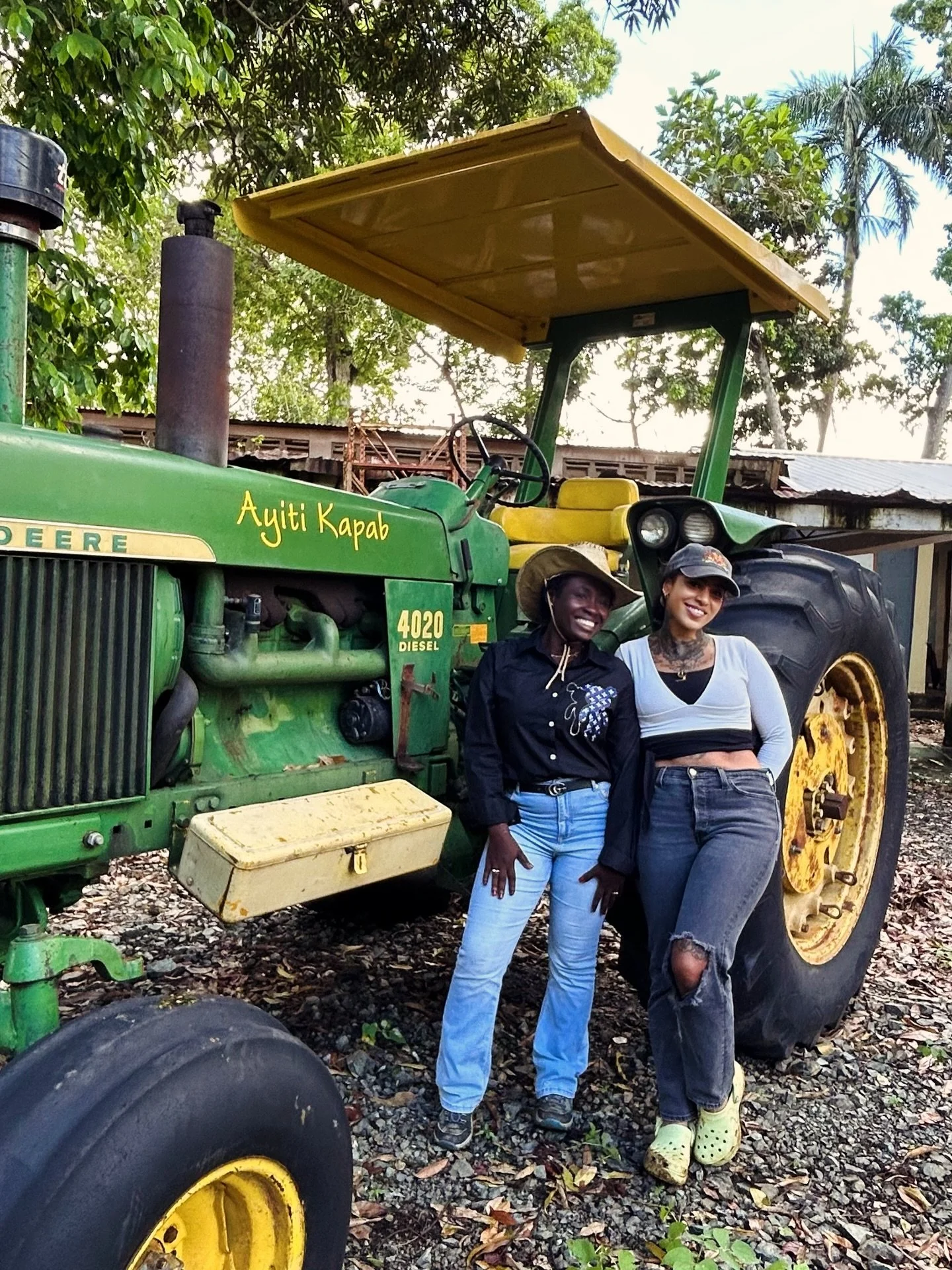 A day spent with the amazing and inspiring @agri_louise 🇭🇹💪🏾💚🌱 at @creoleinc , thank you for stopping by!! Video soon. #ayitikapab