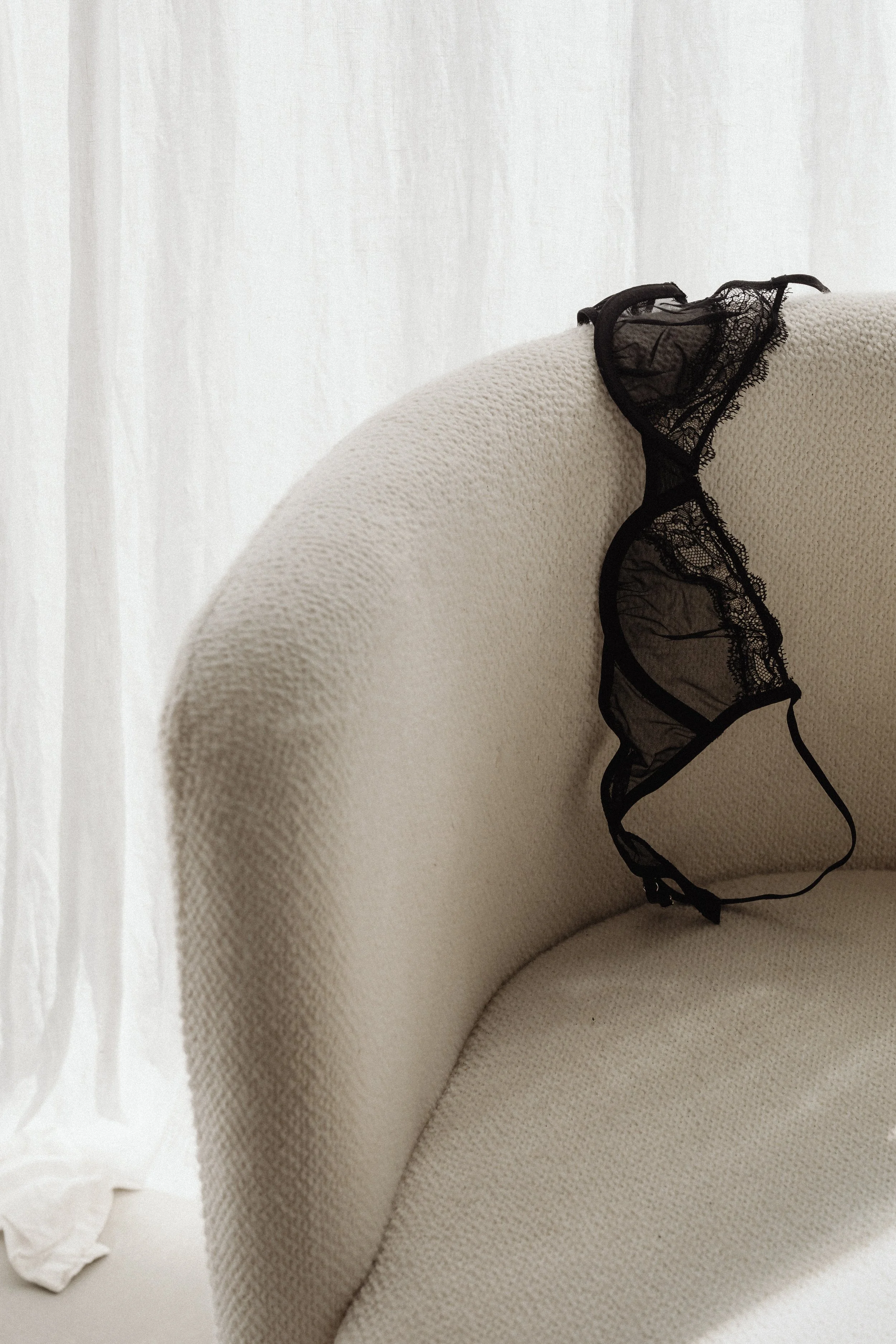 kaboompics_black-lace-bra-with-underwire-lies-on-the-chair-31765.jpg