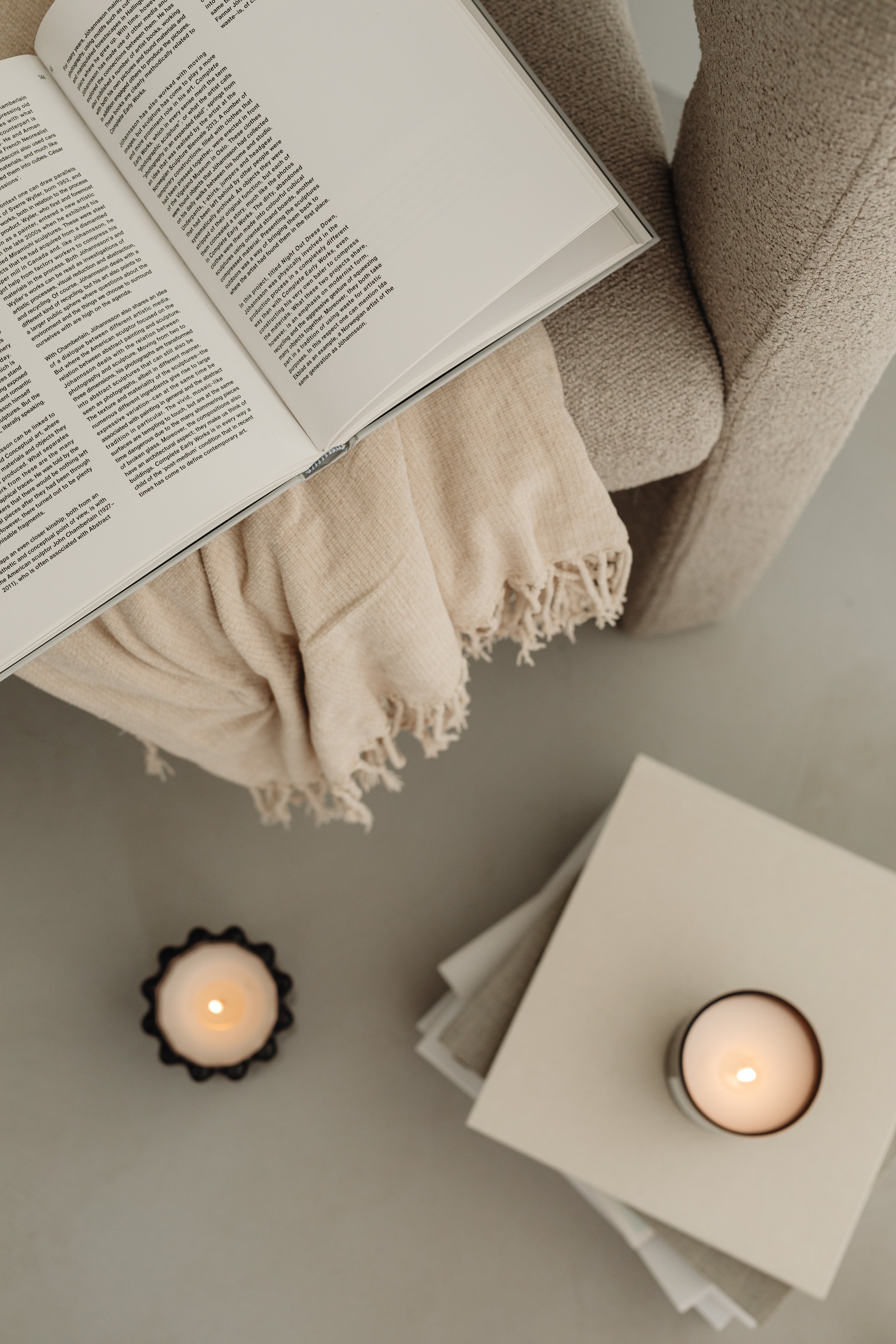 kaboompics_home-decorations-beige-armchair-candles-book-blanket-32086.jpg