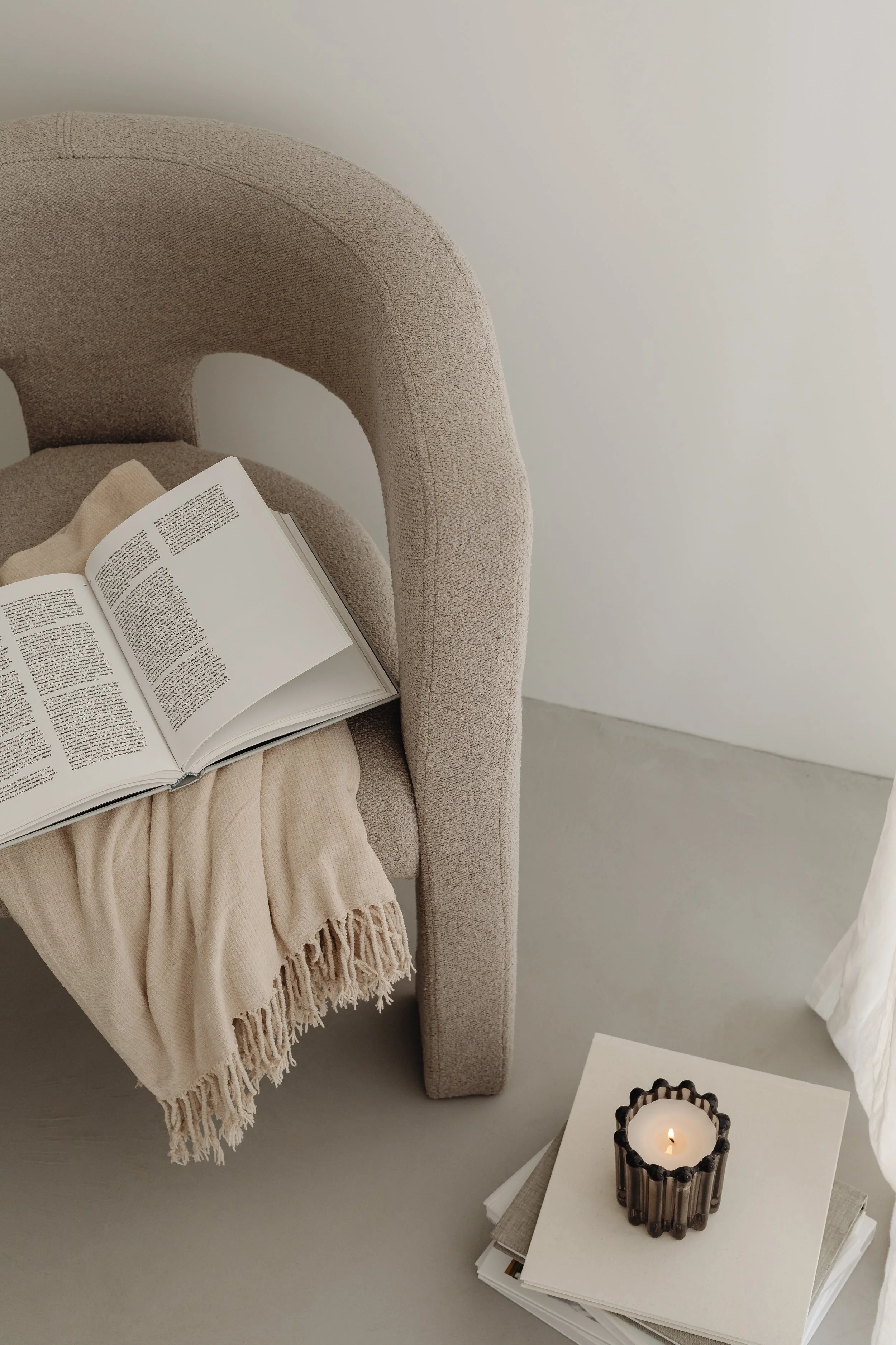 kaboompics_home-decorations-beige-armchair-candles-book-blanket-32100.jpg
