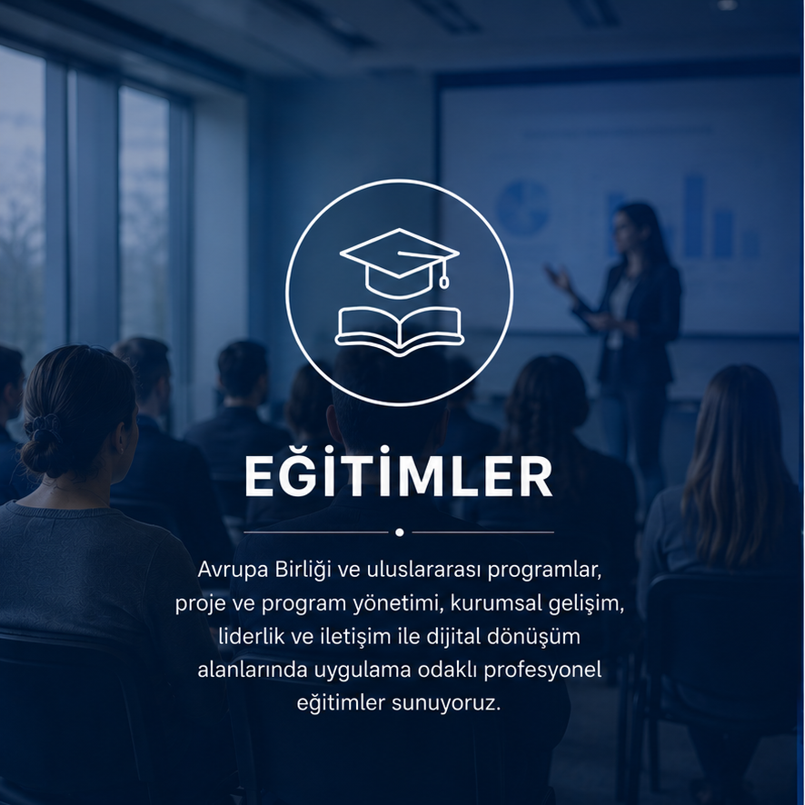 Bir eğitim ortamında, izleyicilere eğitim veren bir kadın eğitmen. Arka planda projector ekranında grafikler görünmekte. Önde ve arka planda birkaç öğrenci bulunmakta.