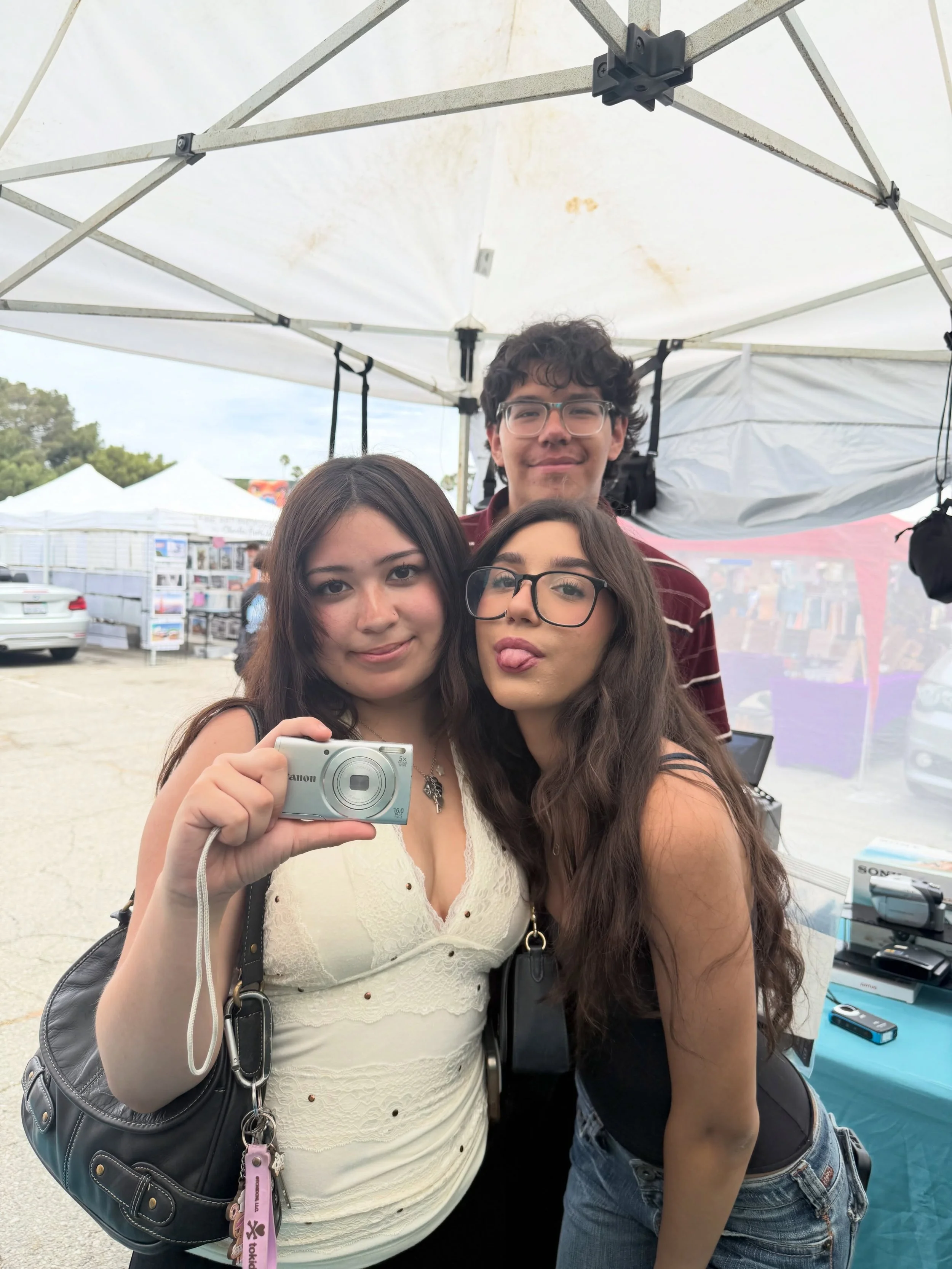 @melrosetradingpost is always great for conversations about classic cameras! The best people visit this market.  Come see us every Sunday #digicam #camcorder #photography #vintage #restored