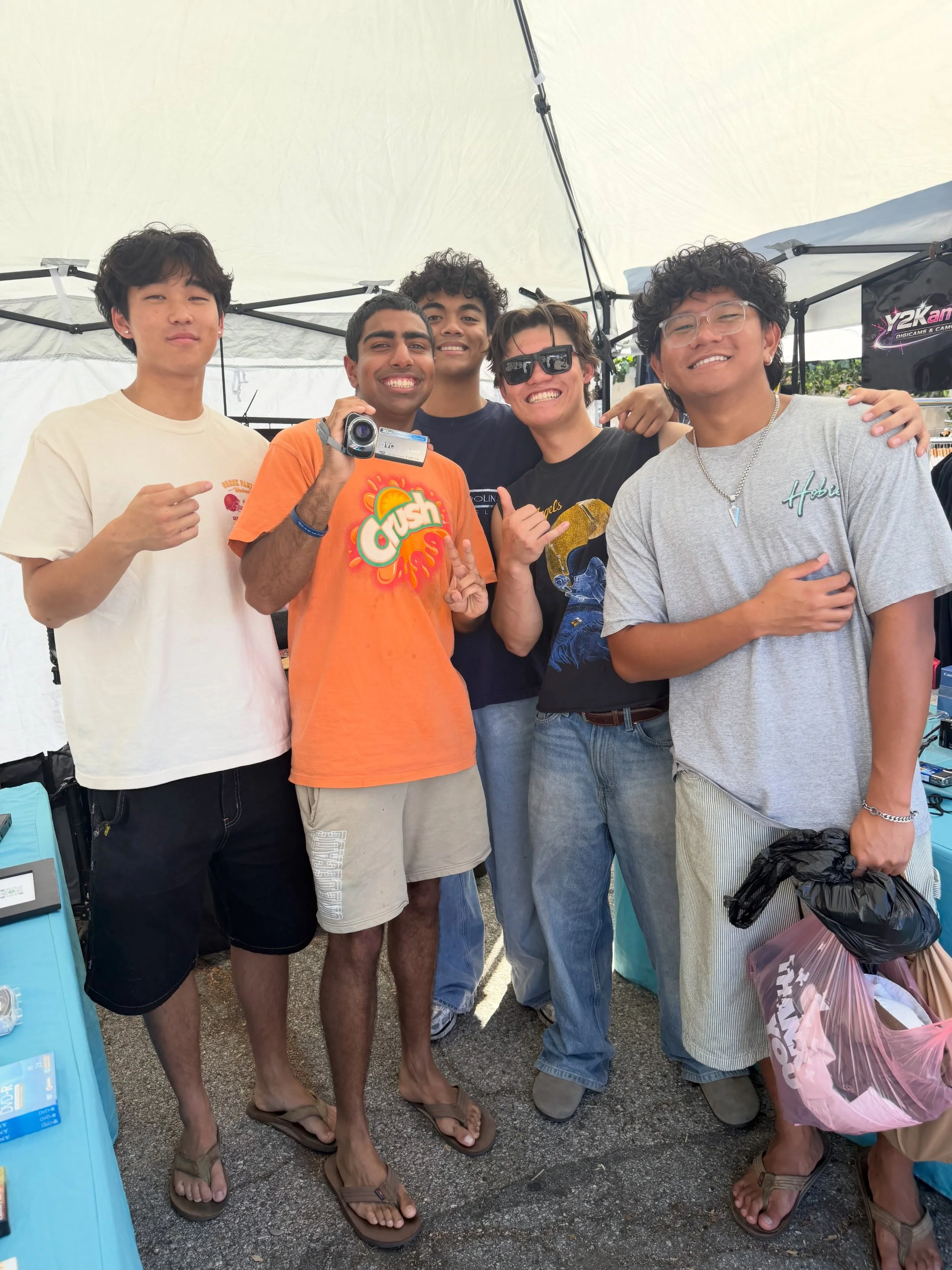 @silverlakeflea is LIT every Saturday whenever Y2Kamera has a booth! Come get your #digicam #camcorder #filmcamera #ipod #walkman