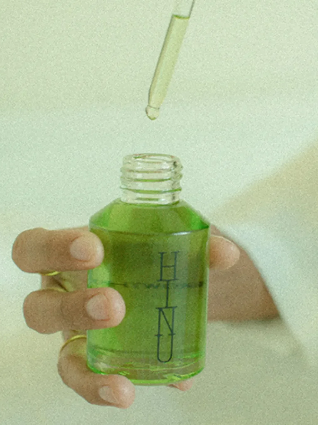Hair_Growth_Oil_Lifestyle2_b377c183-2888-4f29-ac14-564e4812bff8.png