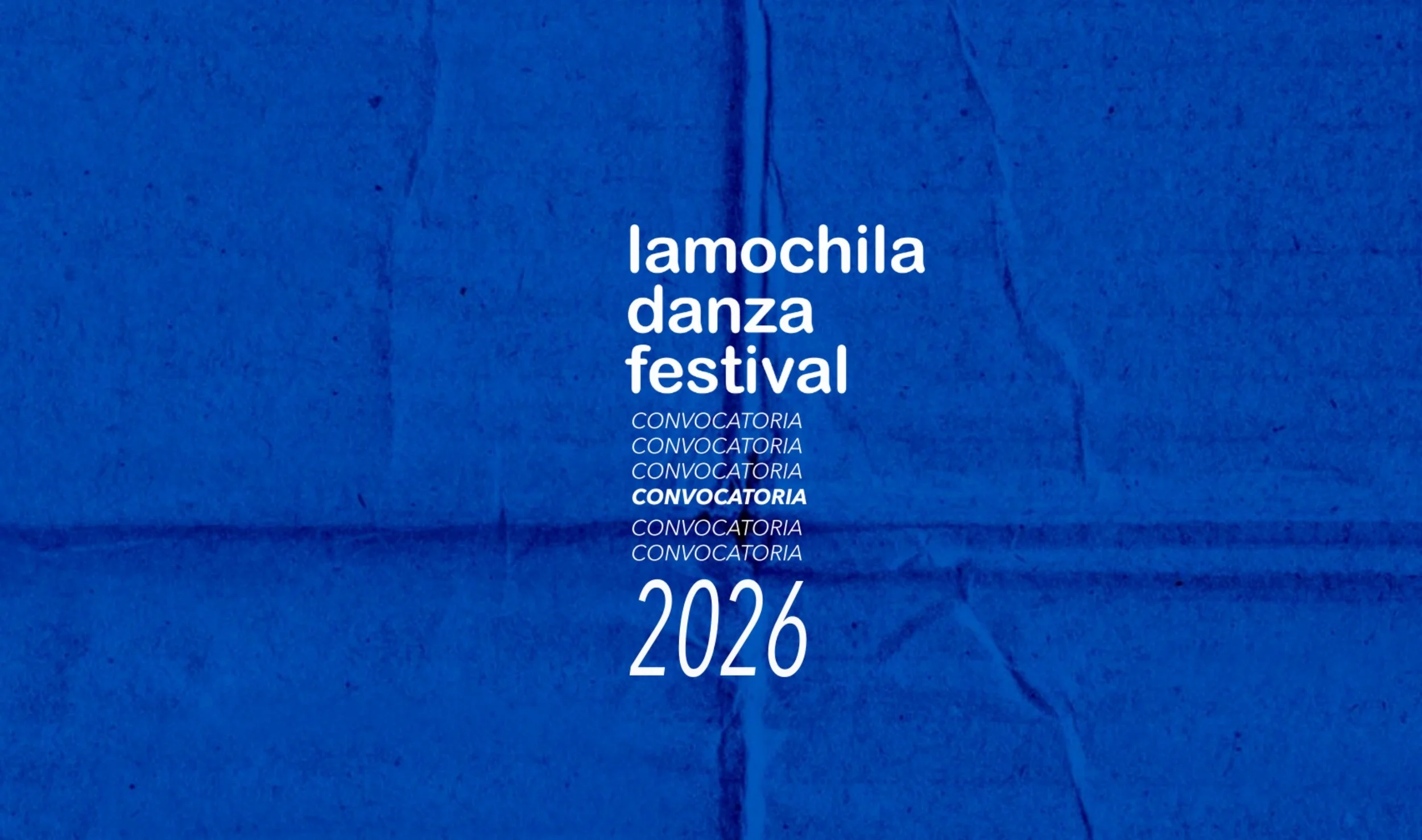Cartel azul con texto en blanco que promociona el festival de danza llamado 'la mochilá', con convocatoria para 2026.