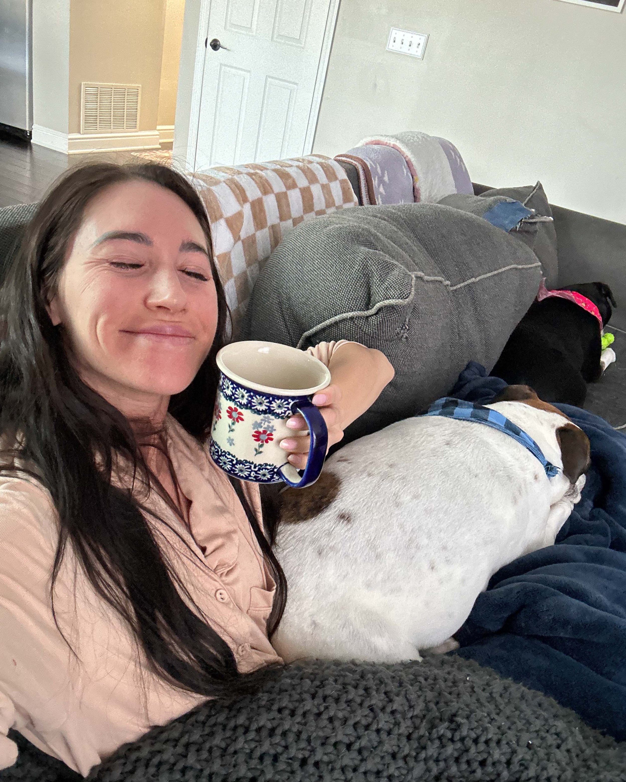 Woman relaxing with peppermint tea as part of a calm endometriosis recovery routine.