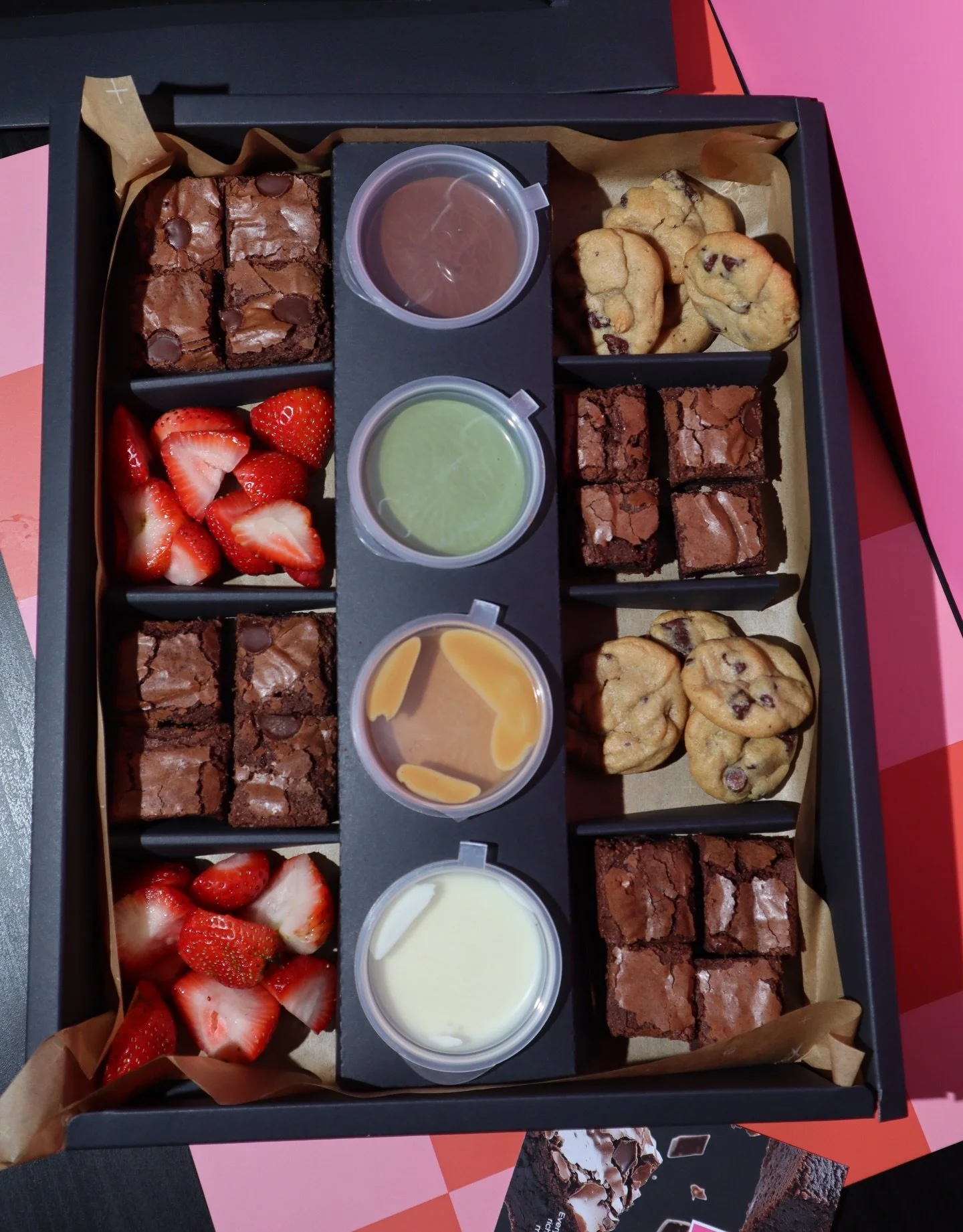 HOUSTON&rsquo;S FIRST BROWNIE DIPPING BOX - comes with cookies, fresh pairings like strawberries and dipping sauces - hazelnut chocolate, white chocolate, pistachio, cookie butter, cookies and cream 🤤🤤 

This is an experience that is perfect for gi
