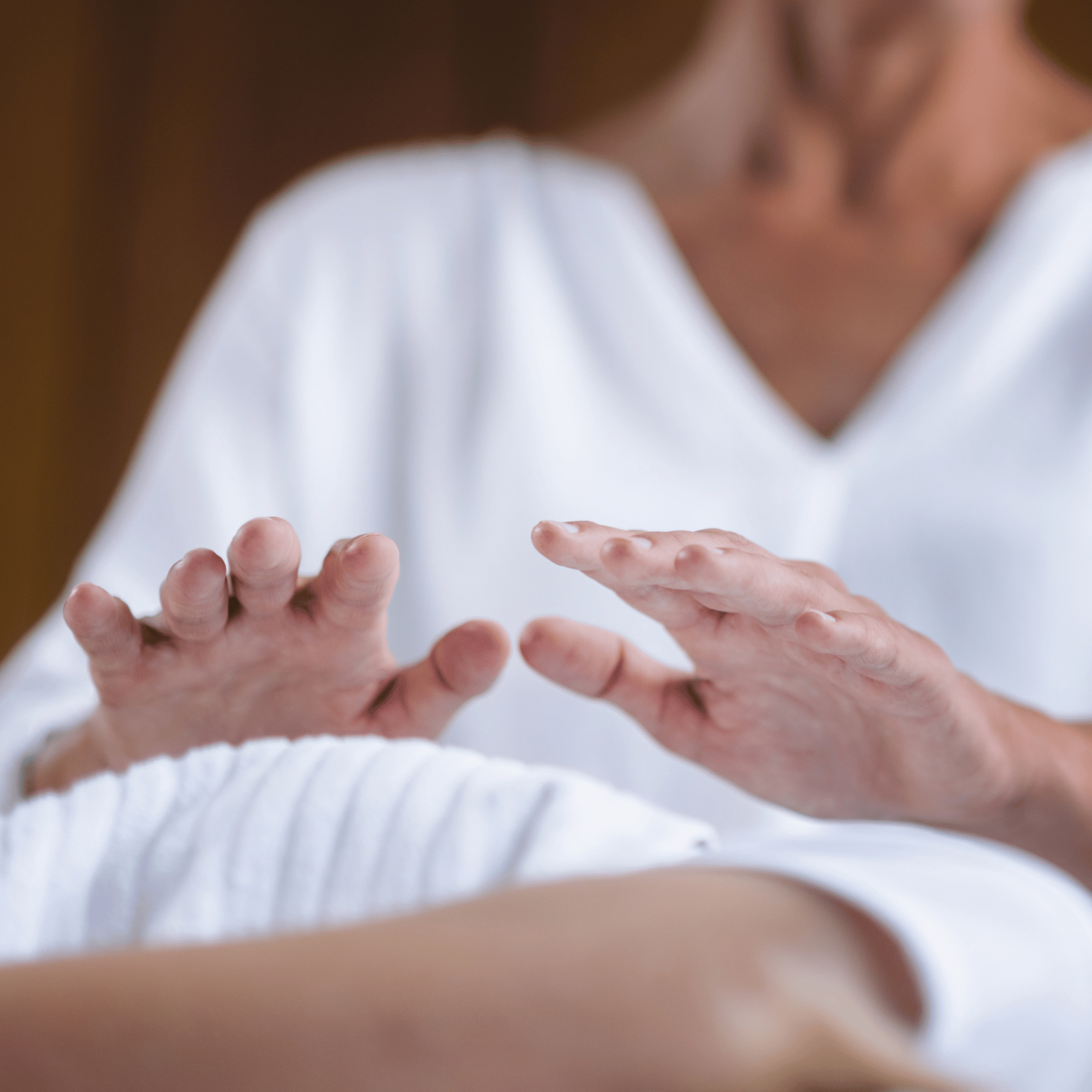 Une infirmière effectue des soins ou une réanimation sur un patient, concentrée sur la procédure.
