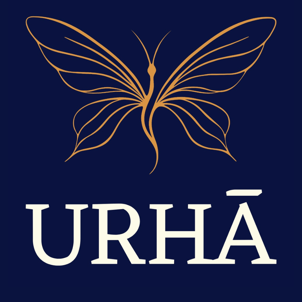 Logo avec un papillon doré et le texte 'URHĀ' en blanc sur fond bleu foncé.