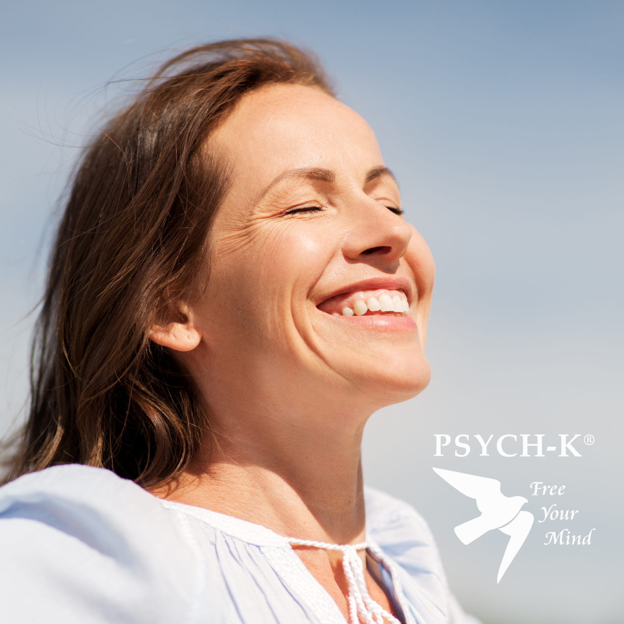 Une femme souriante avec les yeux fermés, fond bleu clair, logo de PSYCH-K et le slogan "Free Your Mind".