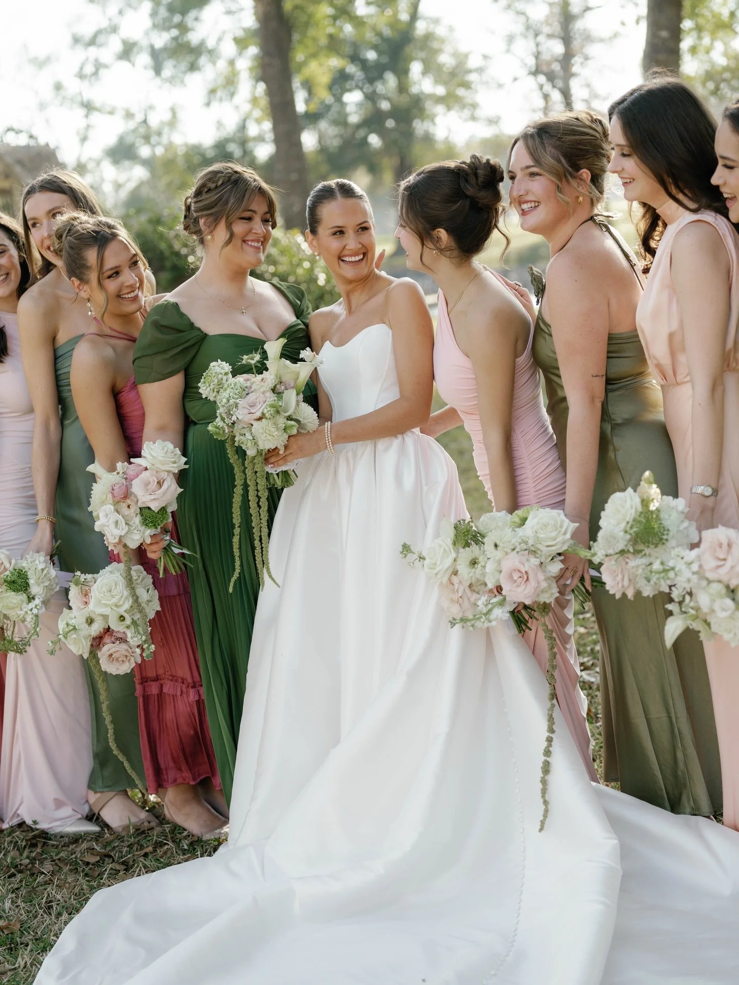 Happy April!!! No fooling you here: just celebrating spring and all its flowers😉🌸 The striped signage &amp; the hanging amaranthus are shaping up to be one of my favorite wedding combos!🥂🥂🥂

Venue: @balmorheaevents 
Photo: @reillyerinphoto 
Vide