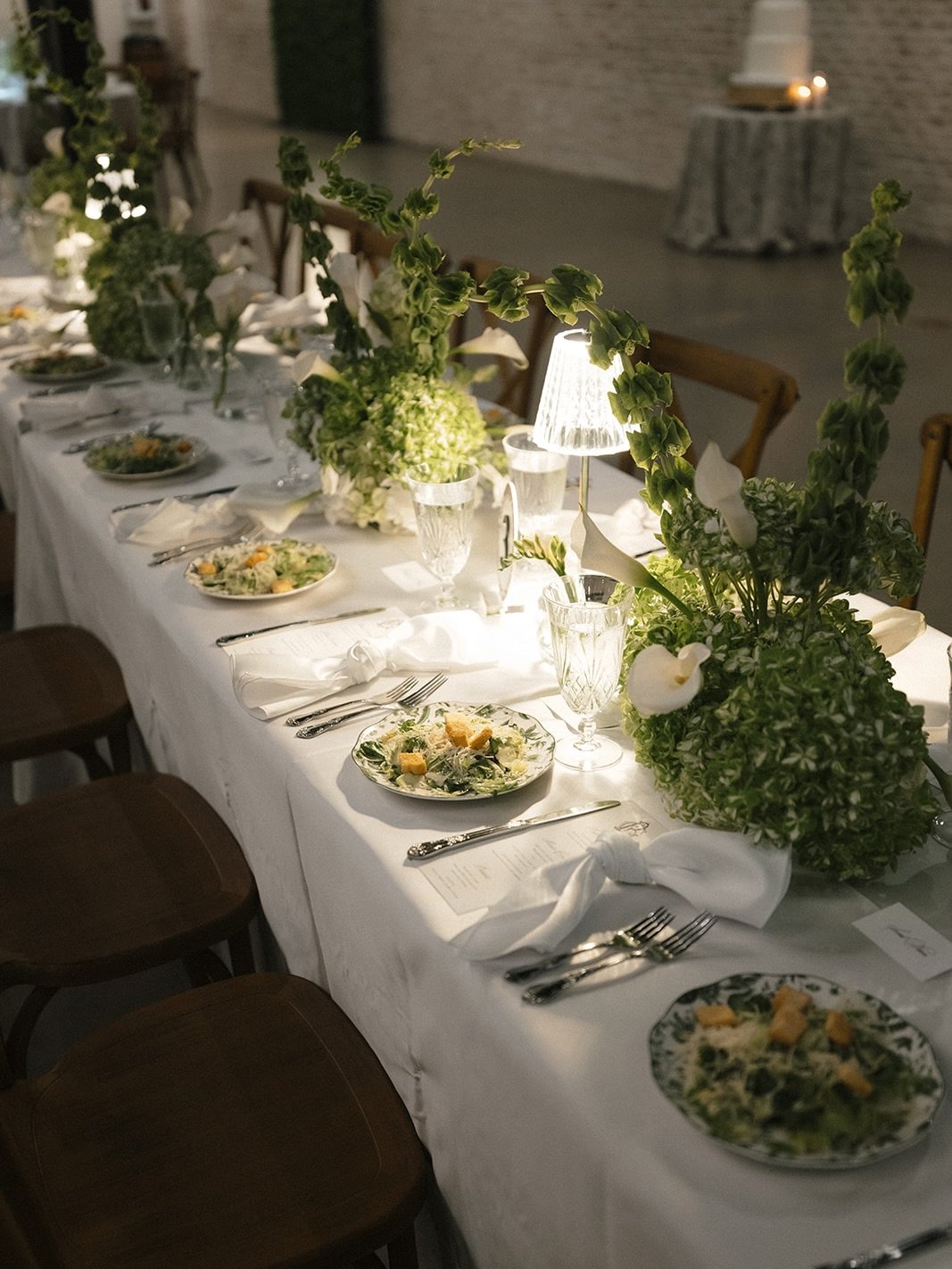 Just a few little details of one of my favorite color palette days last year&hellip;The coolest funky head table arrangements I may have ever made! I love the special requests, keep them coming😉 Everything about this wedding felt truly unique, incre