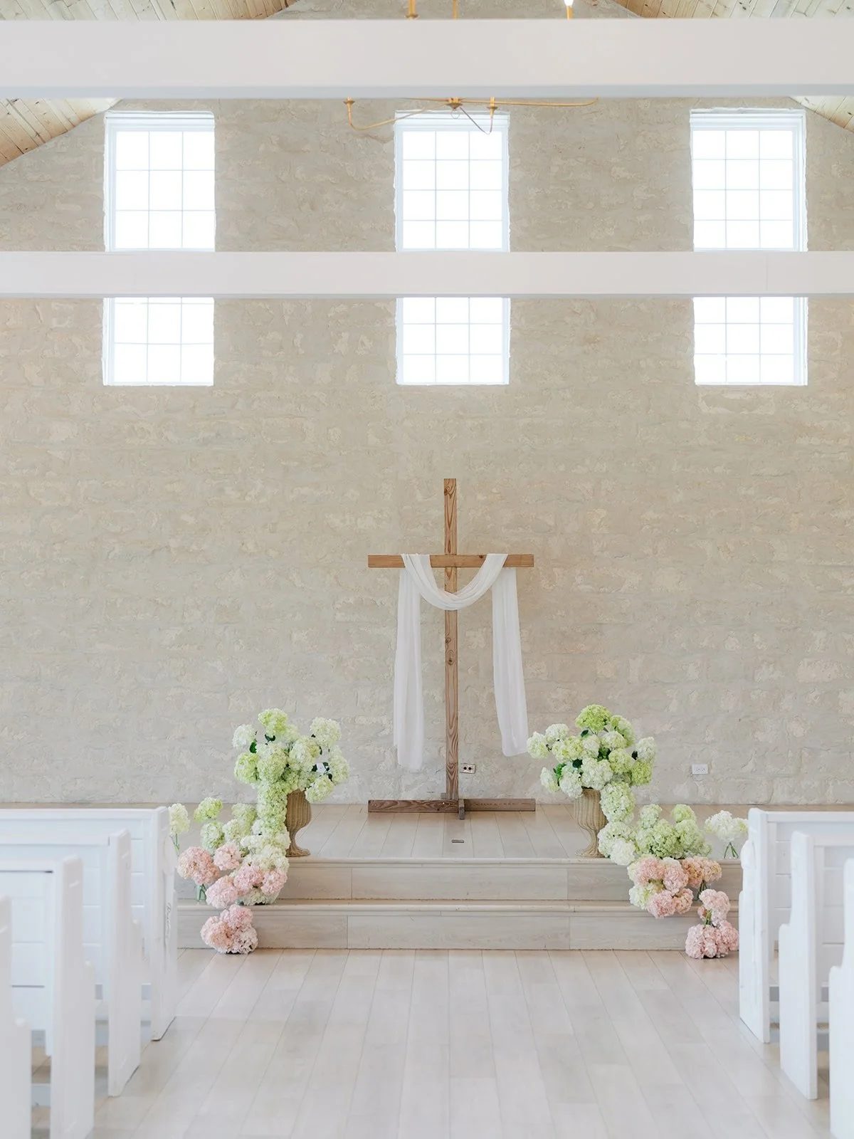 Hydrangea cascades and wicker basket texture are a match made in heaven! 🧺👒🌸

Venue &amp; Coordination: @camp.hosea 
Photo: @corinnevazphoto 
Florals: @angellesfloral 
Hair &amp; Makeup: @stylistandcompany 
DJ: @djfrancoevents 

#hydrangeawedding 