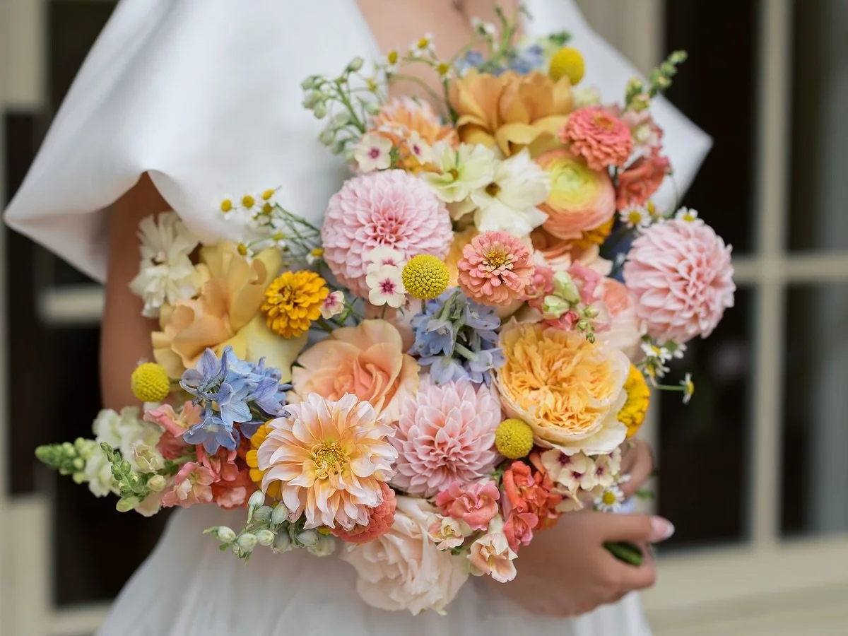 The first sneak of this wedding on my page, of course opening with my favorite piece of any wedding: the bridal bouquet. 💐 What you hold onto during one of the biggest moments of your life: walking down the aisle to marry the love of your life. What