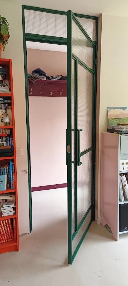 Deur met een unieke vakverdeling, draadglas en donker groene coating
