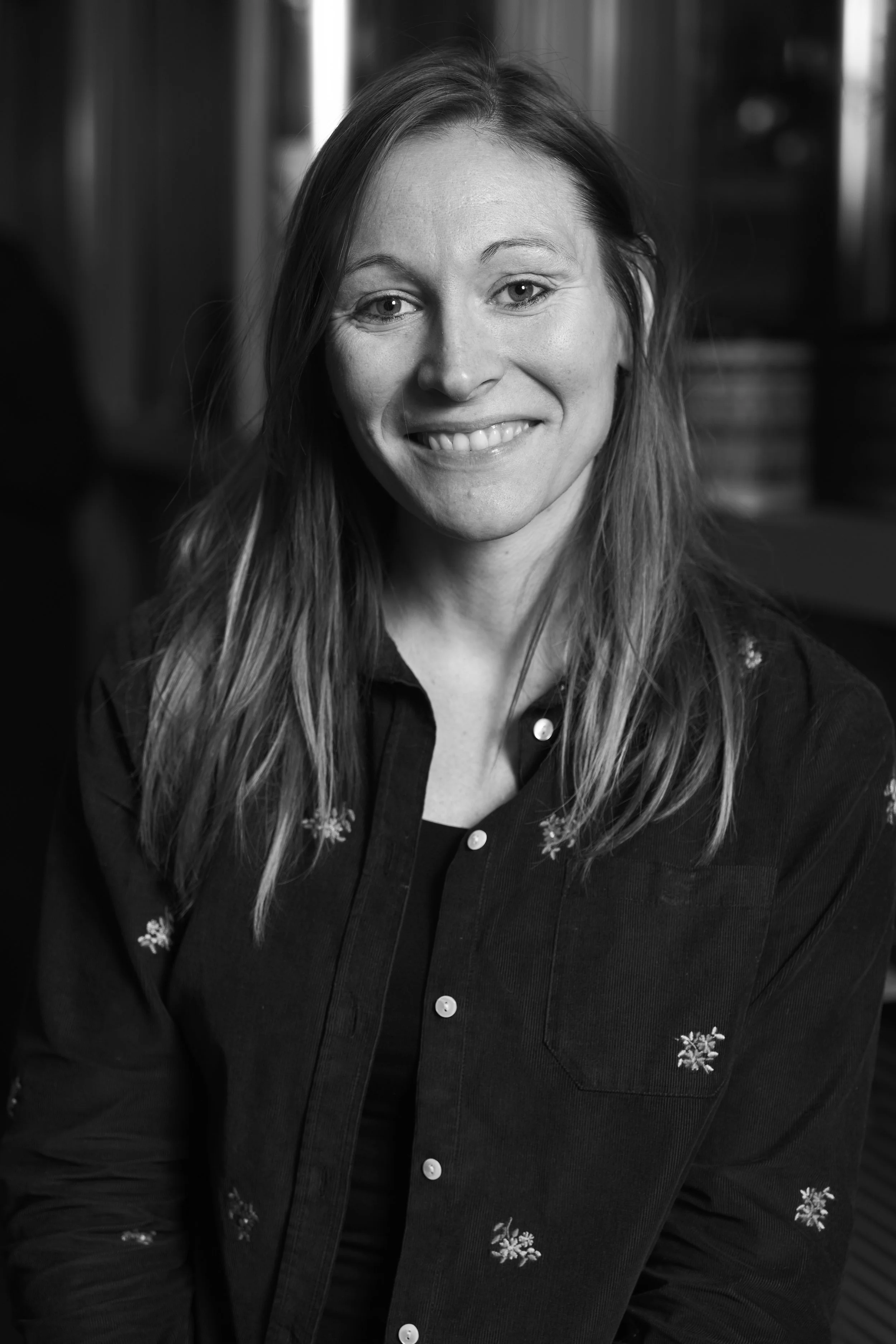 Portrait d'une femme souriante en noir et blanc