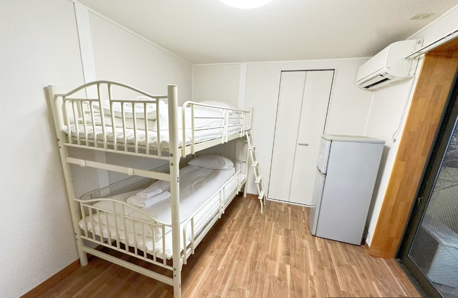 Ikebukuro Bunk bed room with shared kitchen 池袋上下床套间