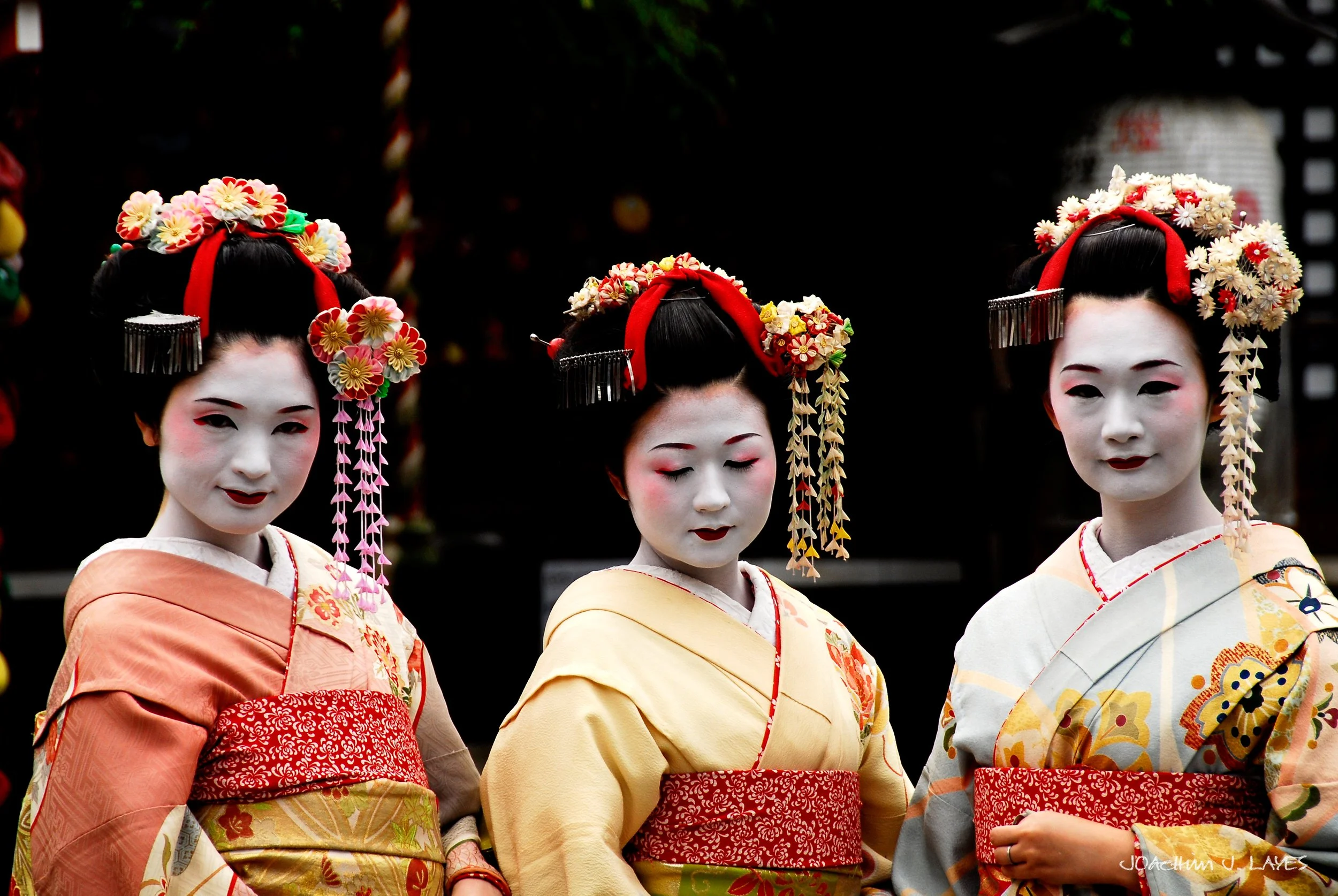 Geishas in Kyoto.jpg