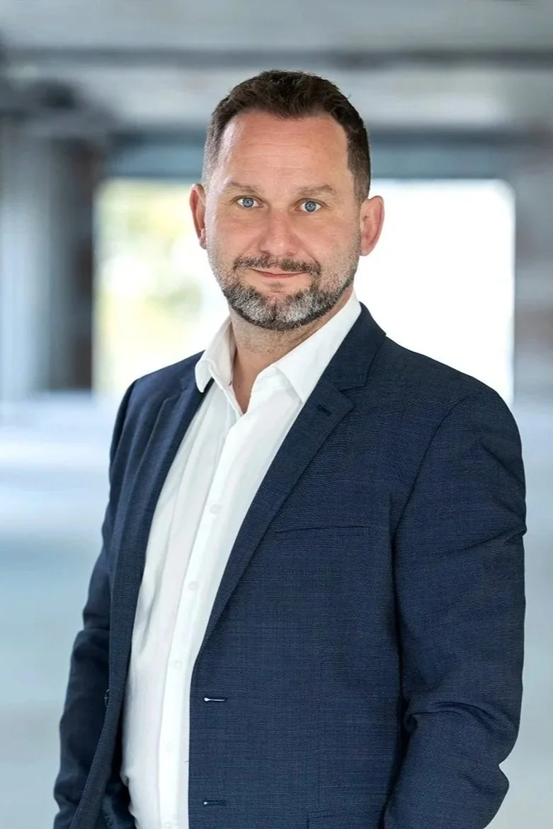 Erik Ivaničko je druhým zakladajúcim partnerom developerskej spoločnosti REONE obrovskými skúsenosťami v real estate špecializujúci sa na udržateľnoť..