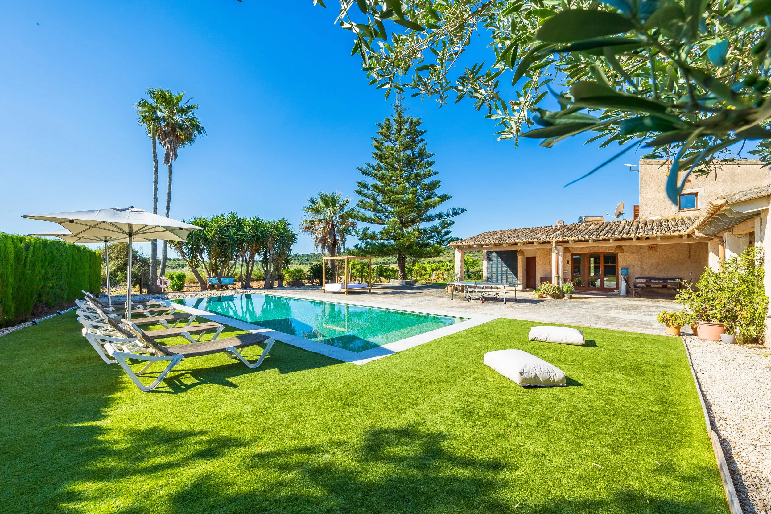 Rural house with swimming pool and open countryside views real estate photography in Mallorca
