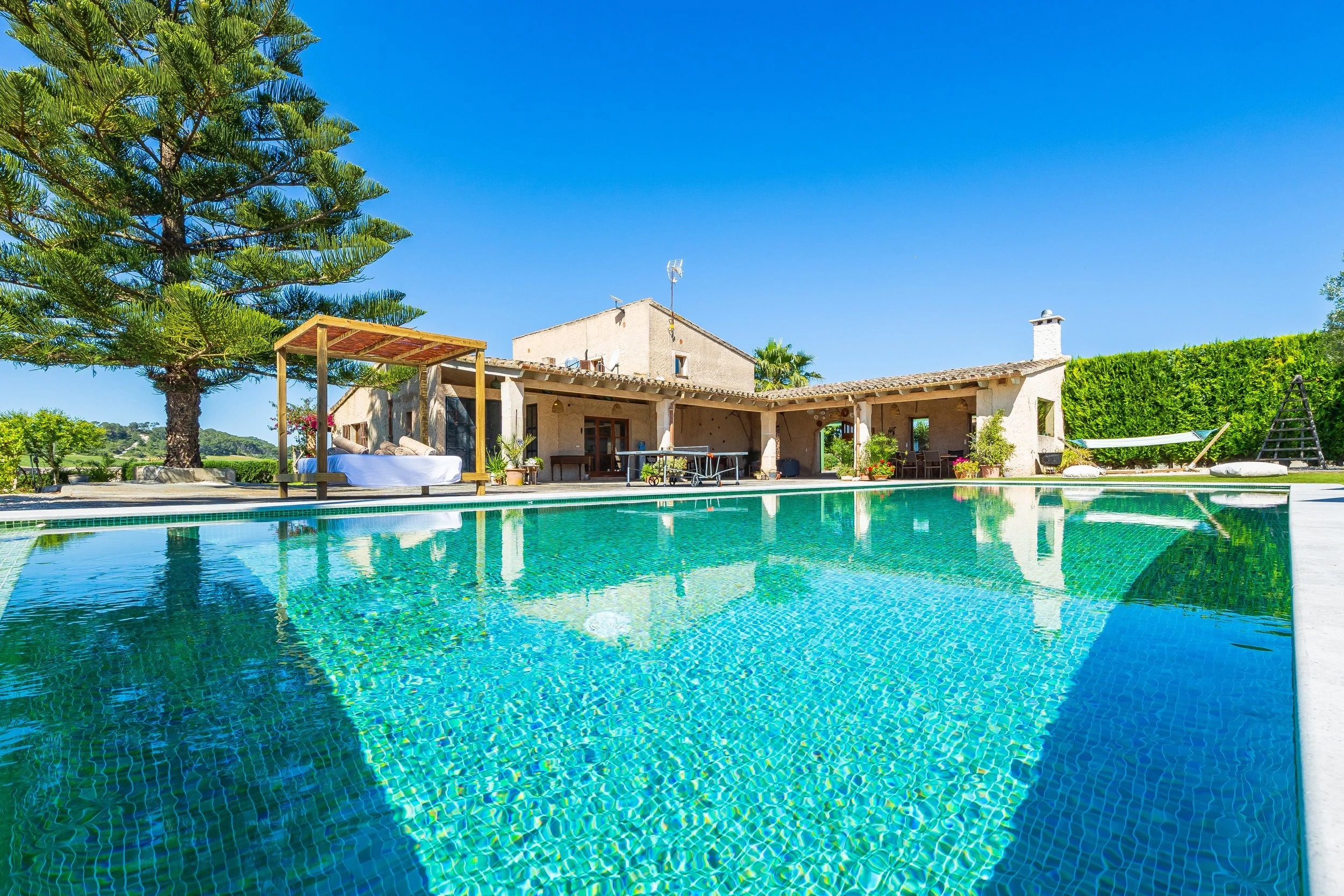 Rural house with swimming pool and open countryside views real estate photography in Mallorca
