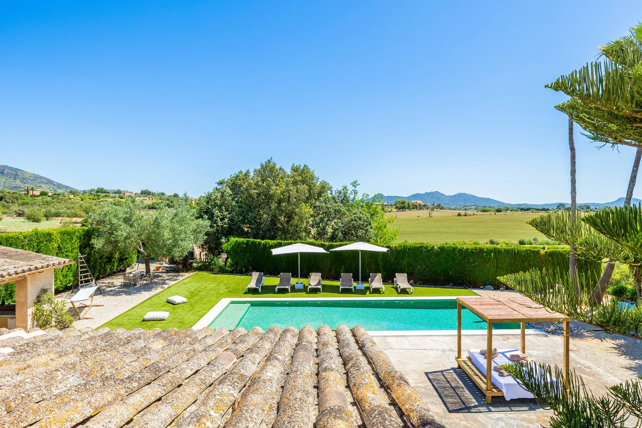 Rural house with swimming pool and open countryside views real estate photography in Mallorca