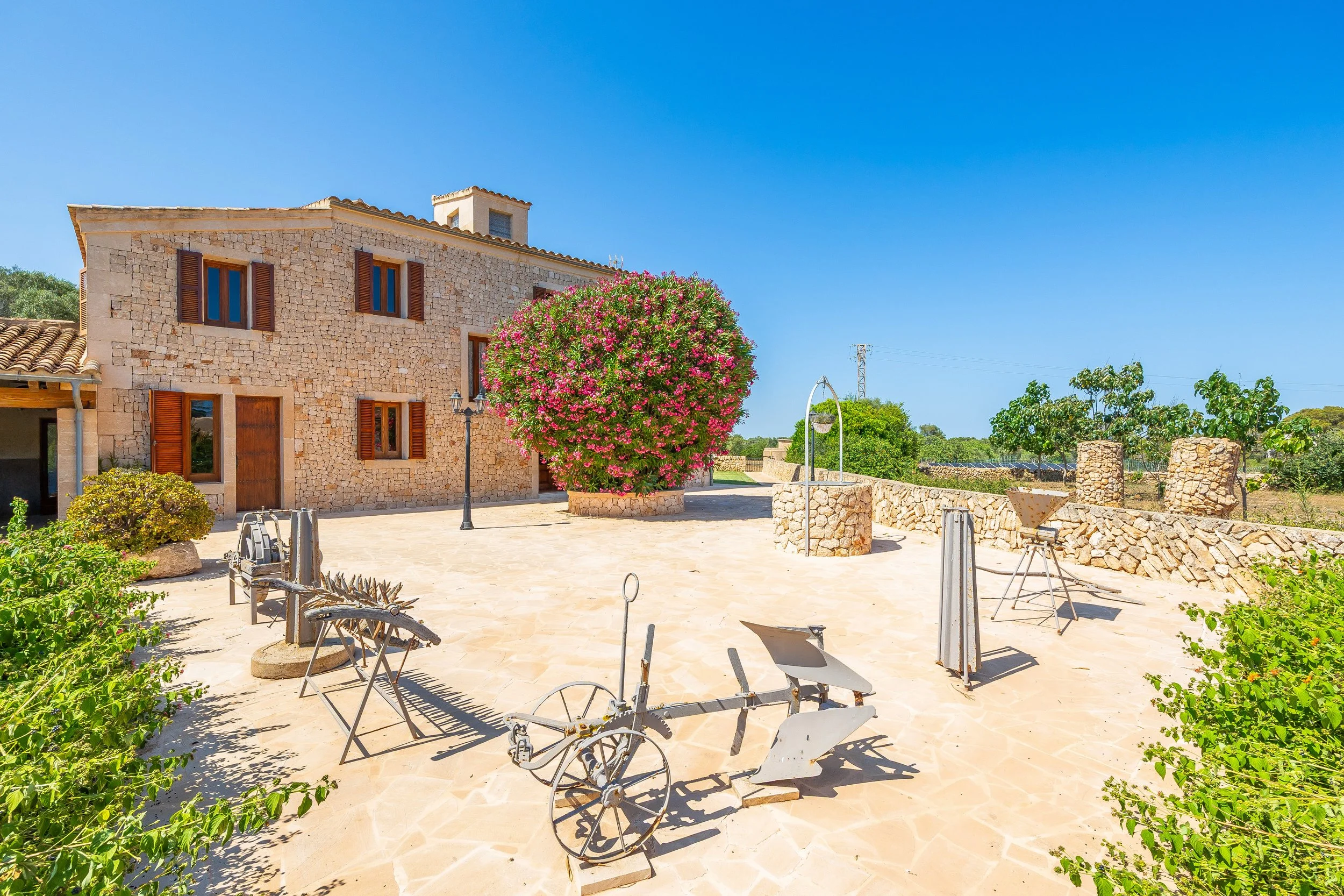 Can Churi Mallorca traditional Mallorcan house with swimming pool and rural countryside surroundings real estate photography