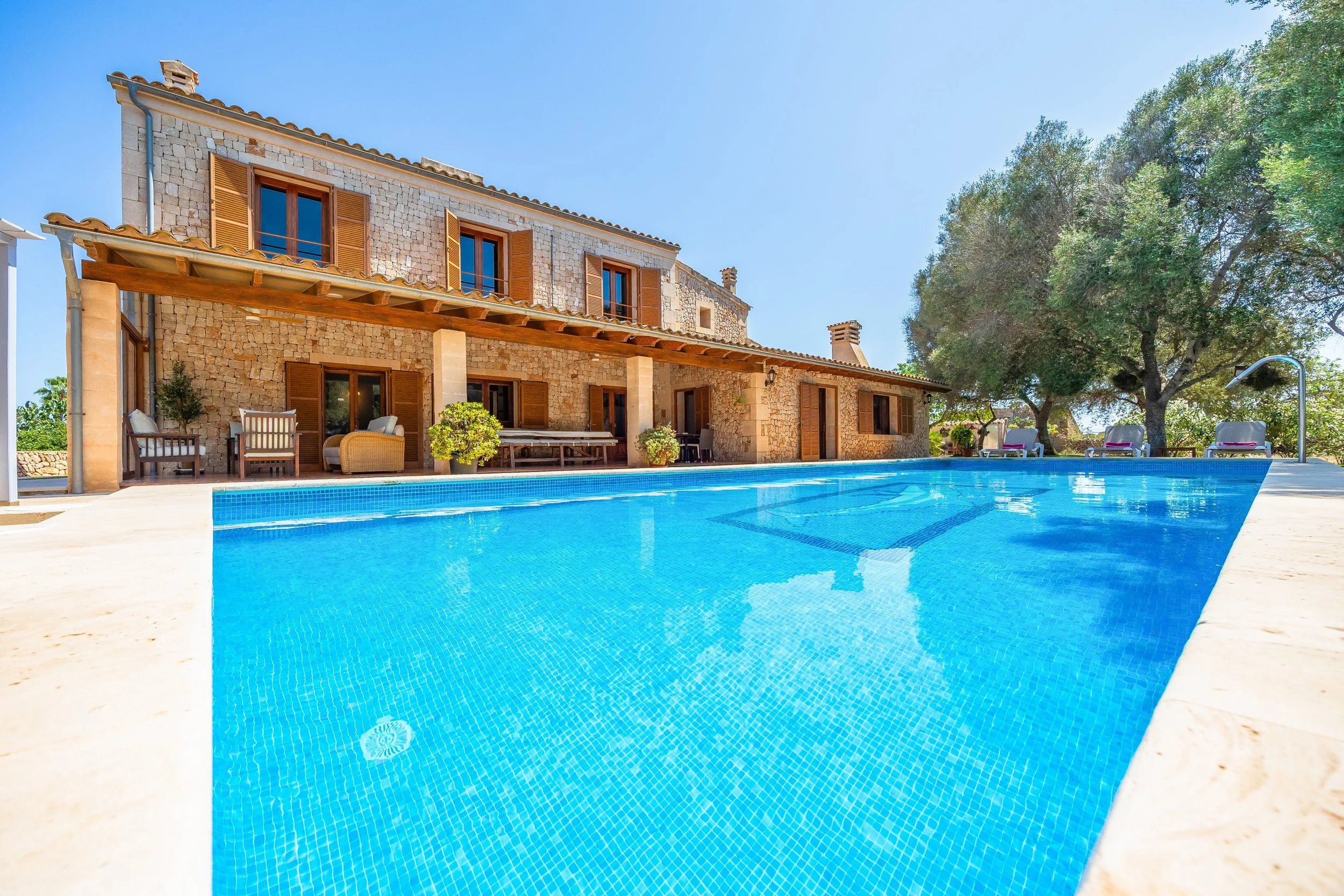 Can Churi Mallorca traditional Mallorcan house with swimming pool and rural countryside surroundings real estate photography