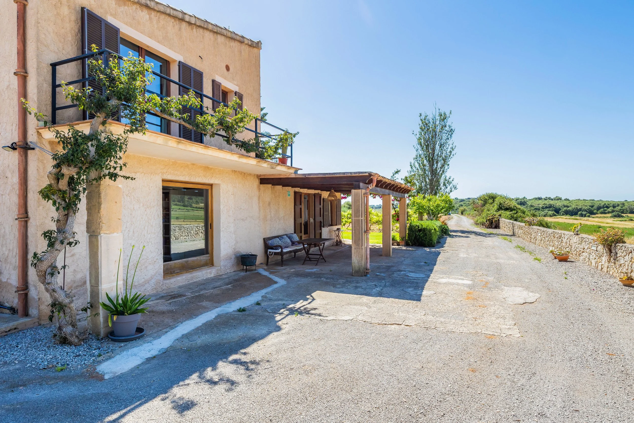 Rural house with swimming pool and open countryside views real estate photography in Mallorca