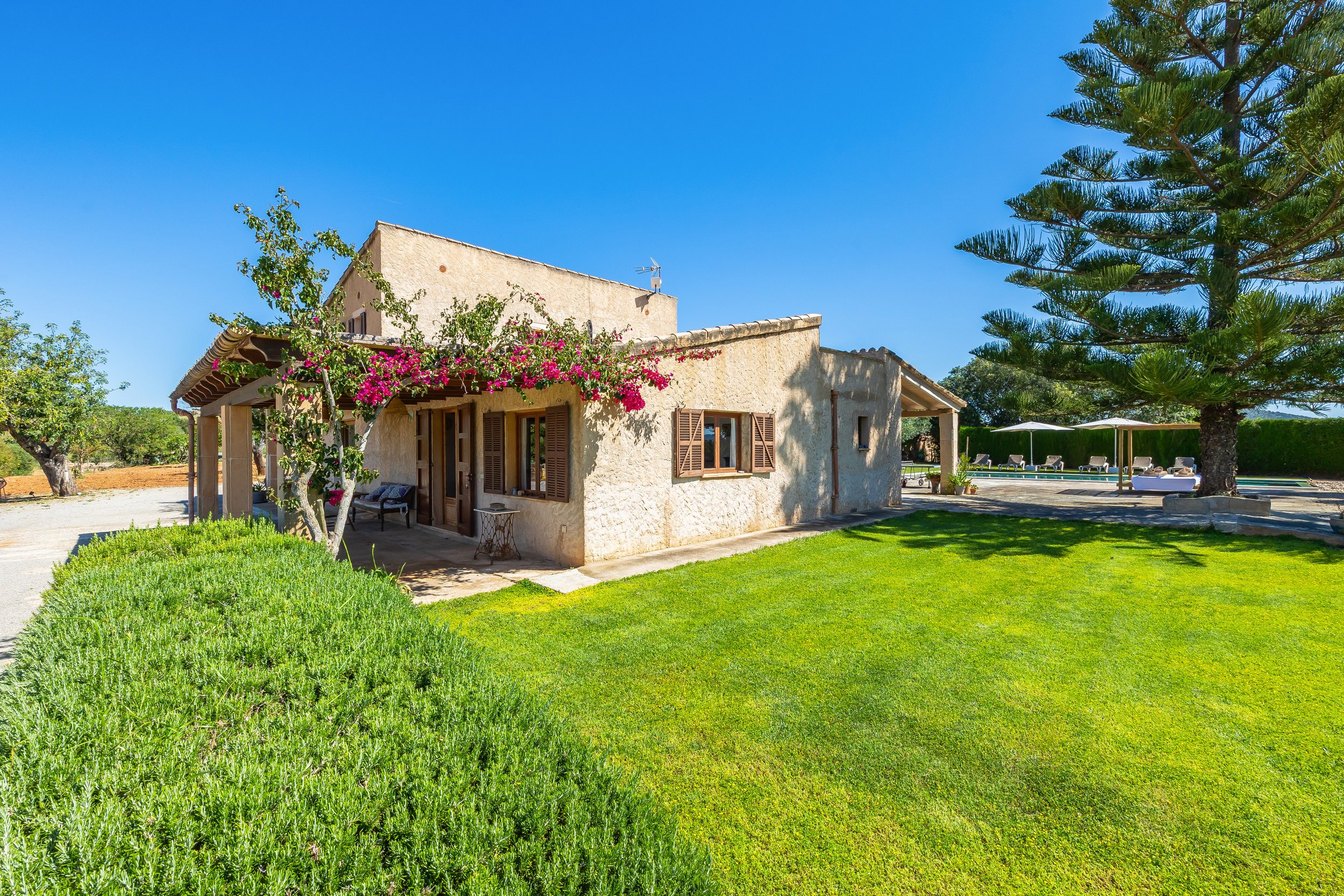 Rural house with swimming pool and open countryside views real estate photography in Mallorca