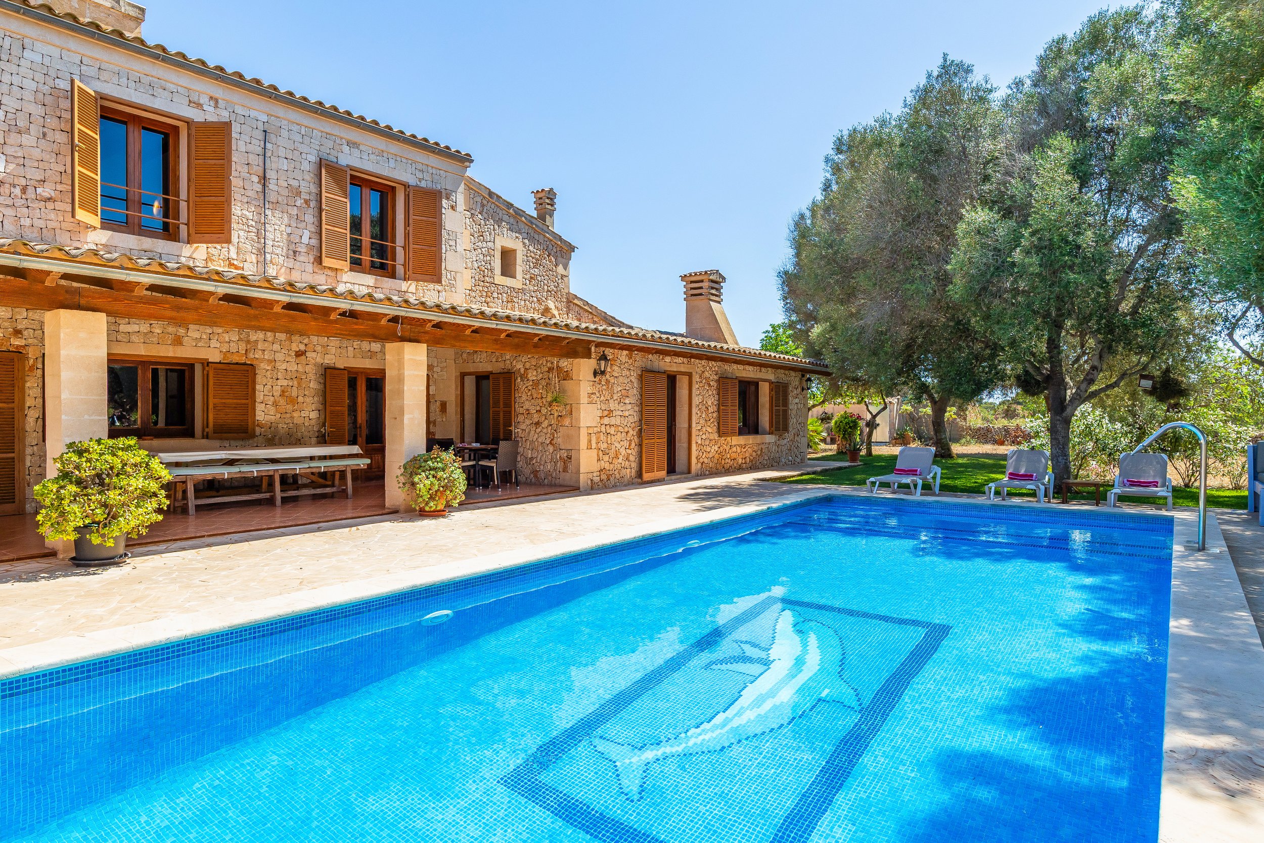 Can Churi Mallorca traditional Mallorcan house with swimming pool and rural countryside surroundings real estate photography