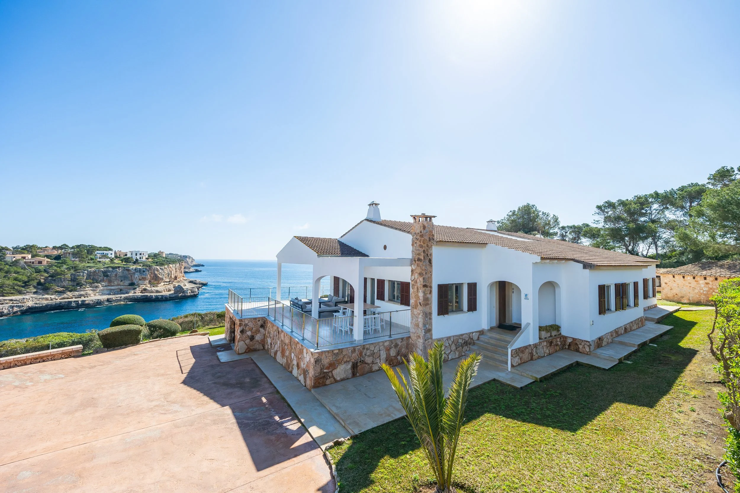 Cinematic real estate photography of Can Fernando Es Pontàs Mallorca with direct views over Es Pontàs natural arch and coastline