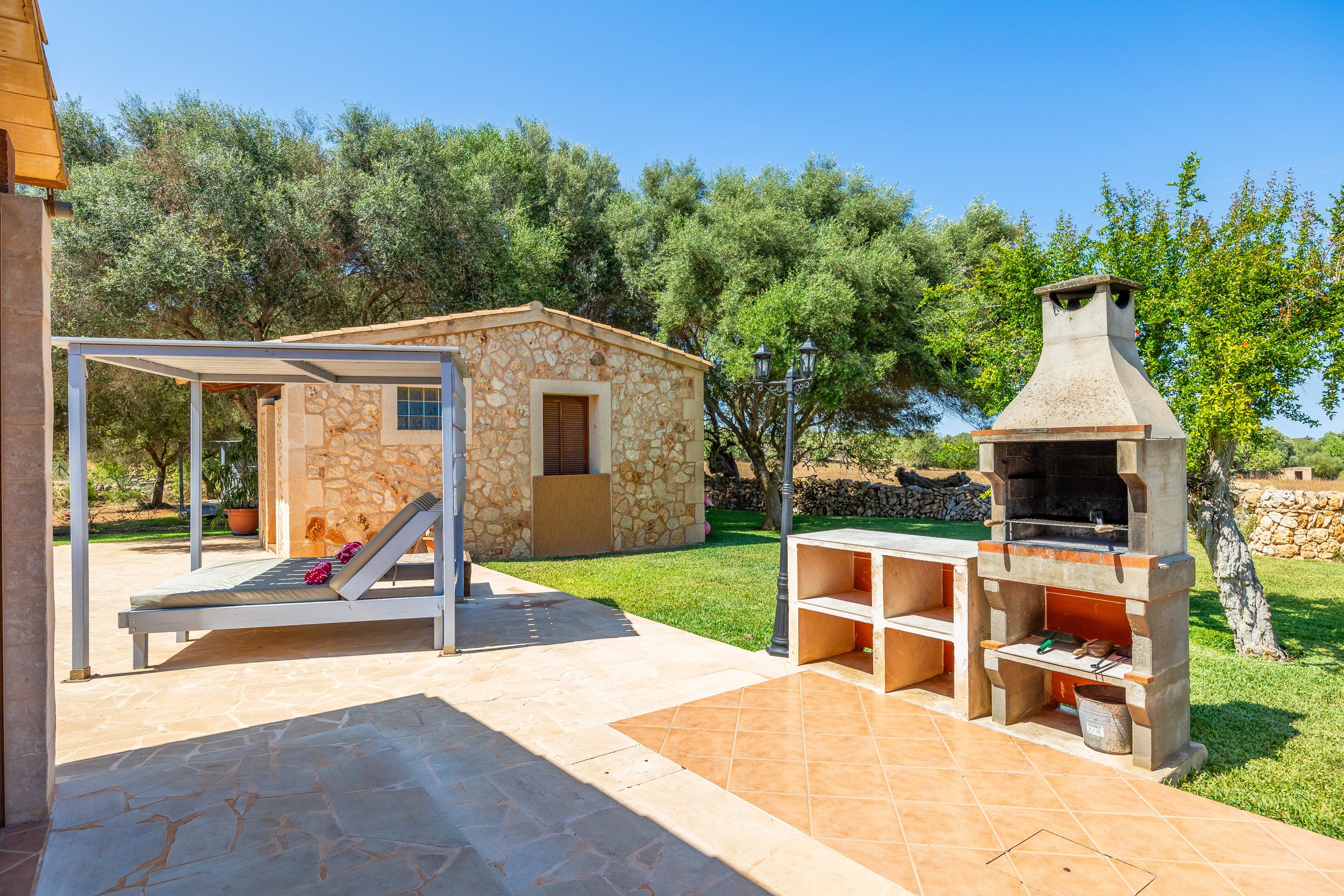Can Churi Mallorca traditional Mallorcan house with swimming pool and rural countryside surroundings real estate photography