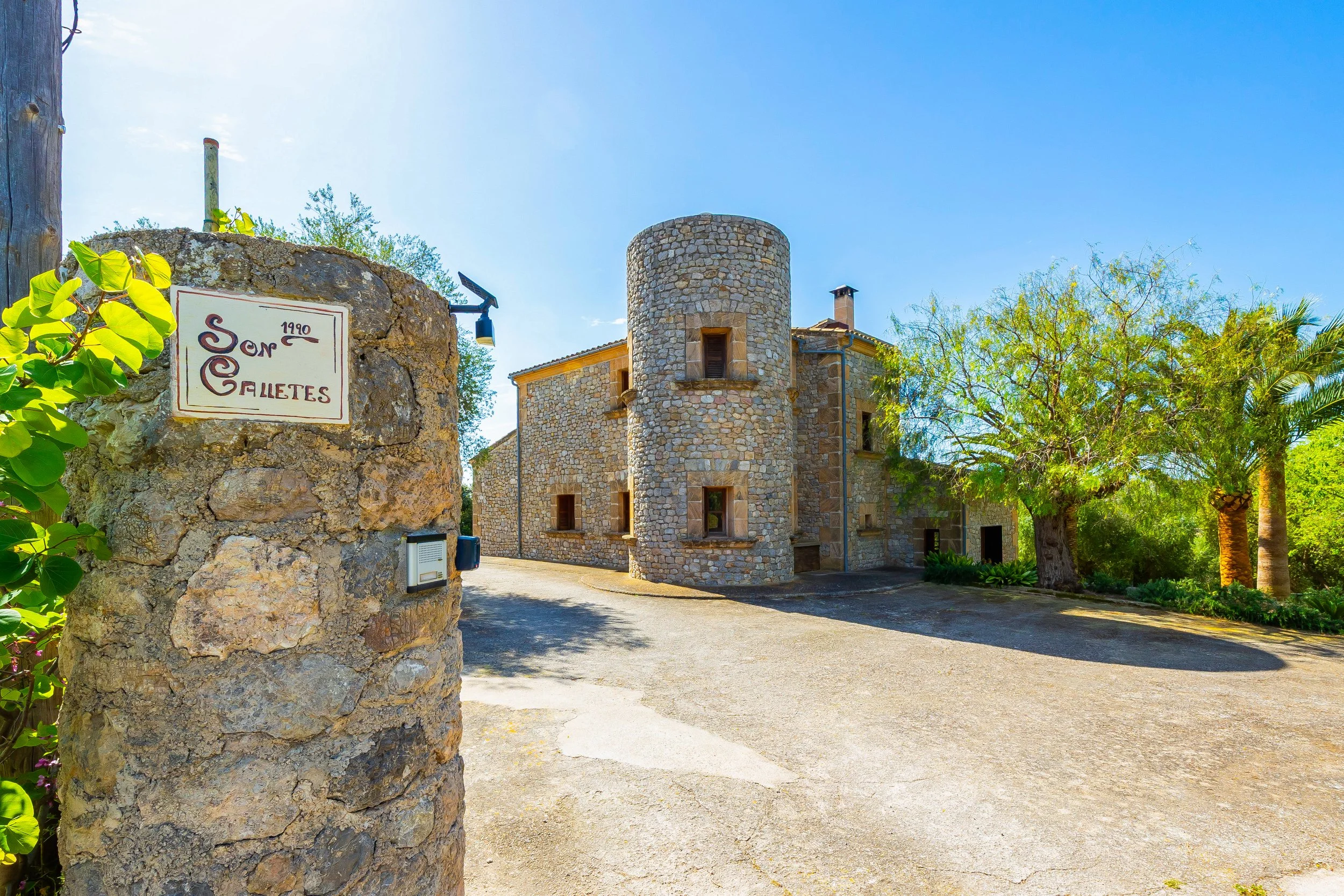 Traditional Mallorcan house with swimming pool near Artà surrounded by countryside real estate photography