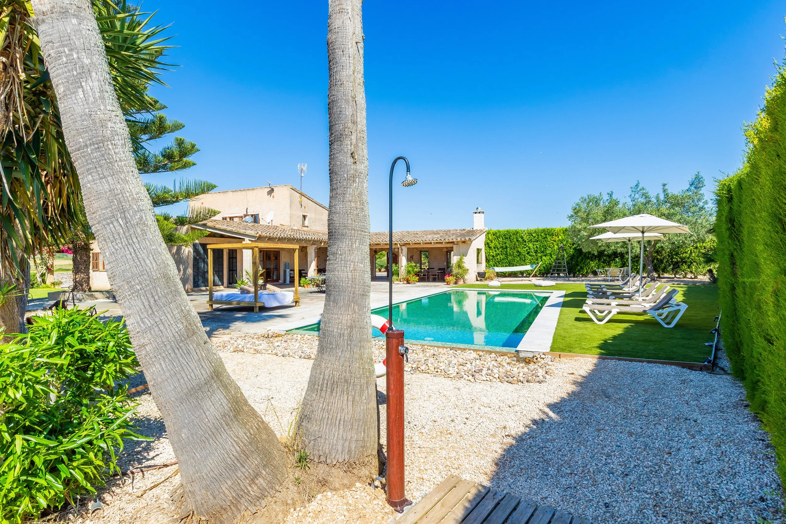 Rural house with swimming pool and open countryside views real estate photography in Mallorca