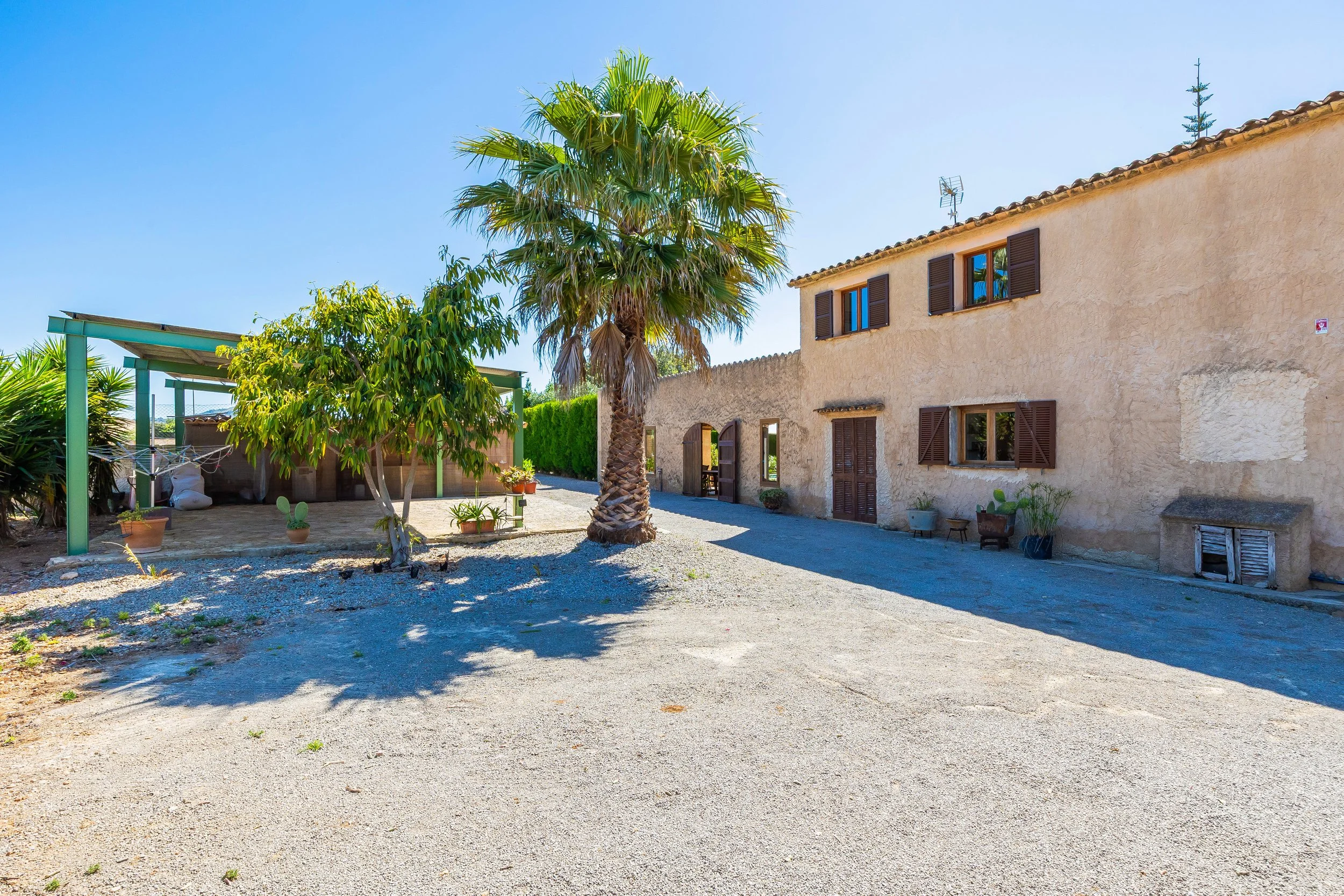 Rural house with swimming pool and open countryside views real estate photography in Mallorca
