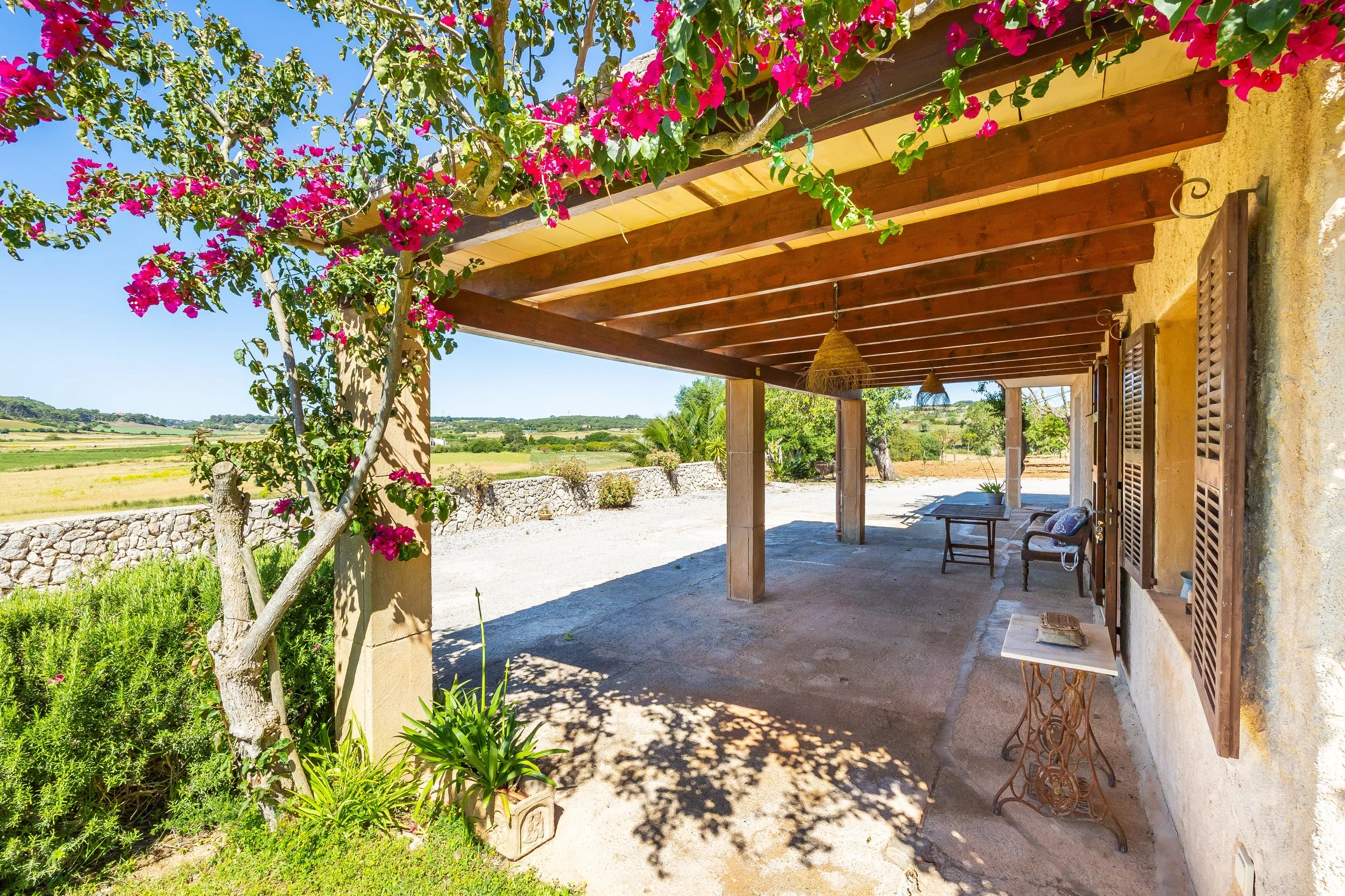 Rural house with swimming pool and open countryside views real estate photography in Mallorca