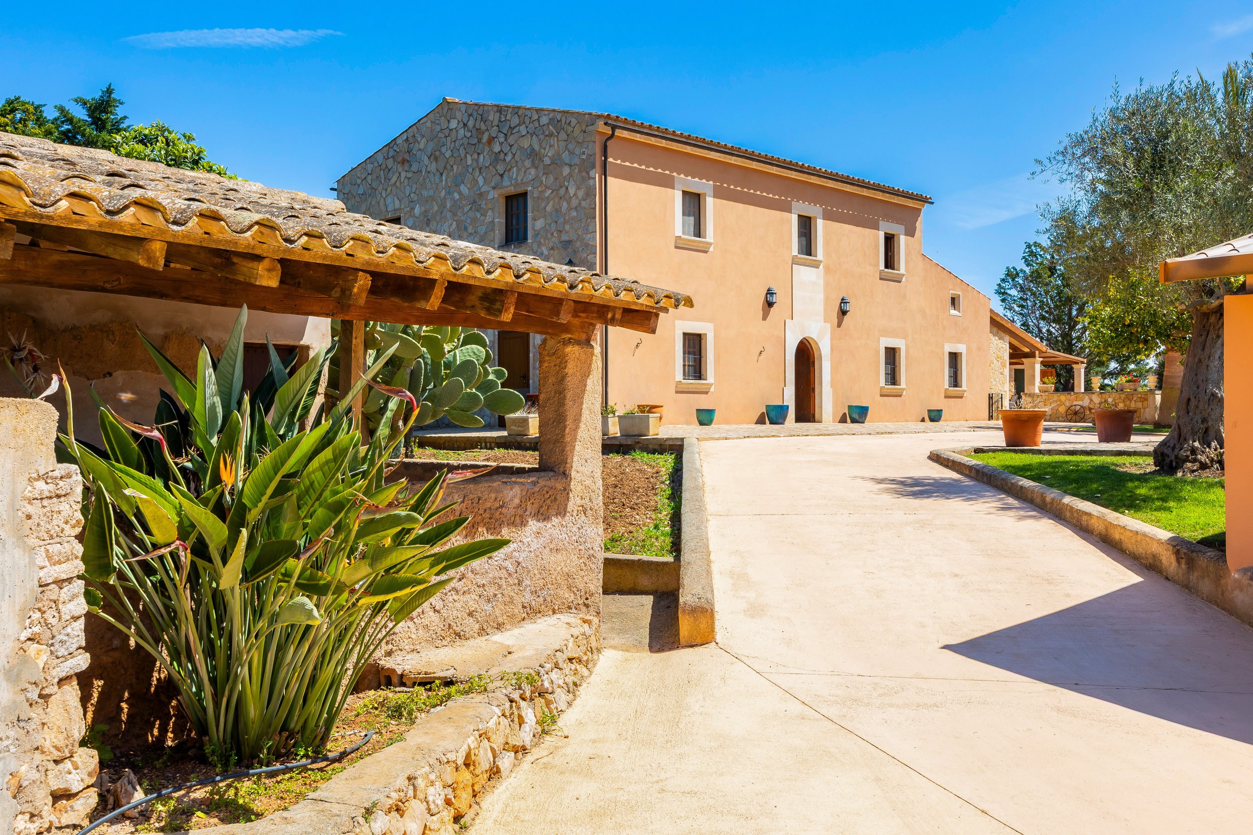 Cas Cuni Mallorca traditional property exterior with rustic architecture and natural surroundings real estate photography