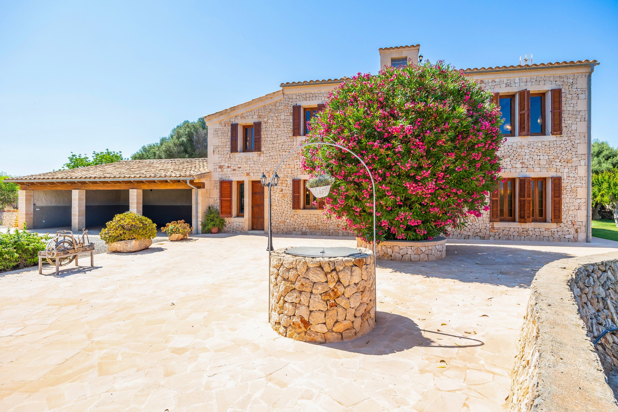 Can Churi Mallorca traditional Mallorcan house with swimming pool and rural countryside surroundings real estate photography