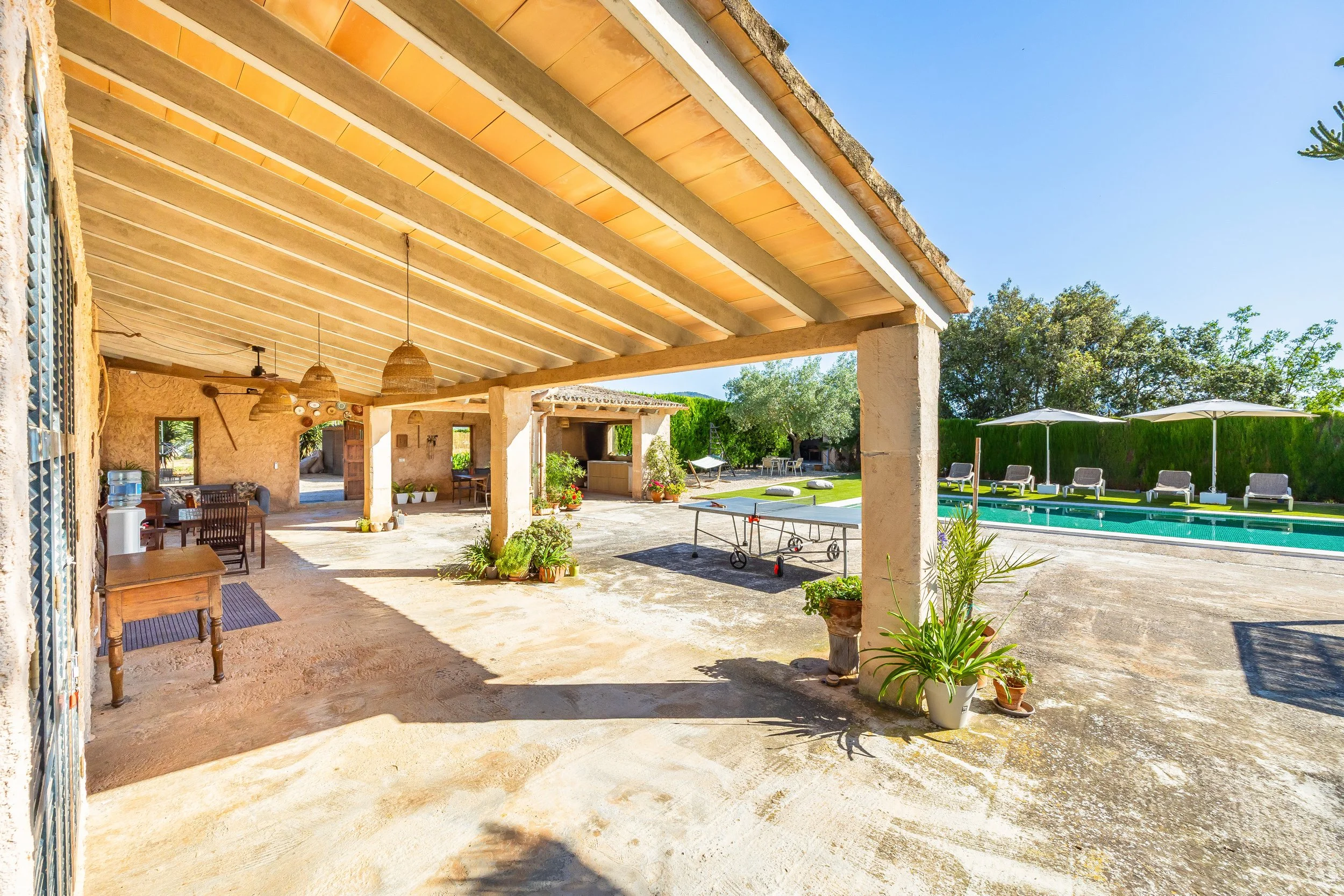 Rural house with swimming pool and open countryside views real estate photography in Mallorca