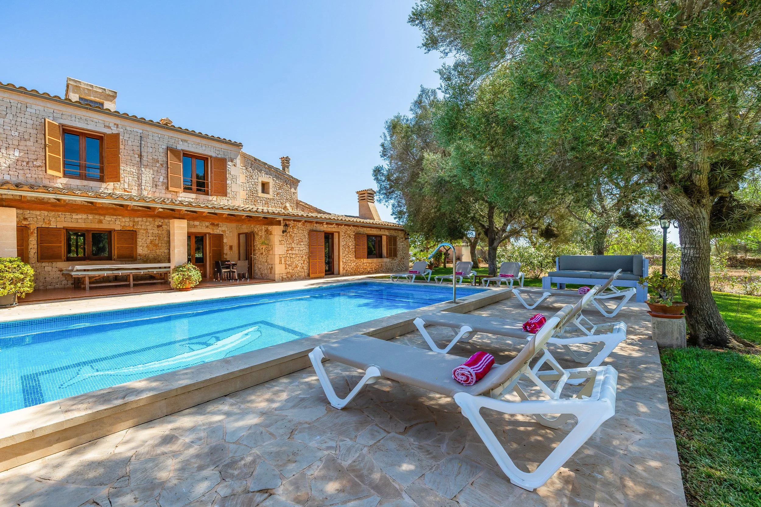 Can Churi Mallorca traditional Mallorcan house with swimming pool and rural countryside surroundings real estate photography
