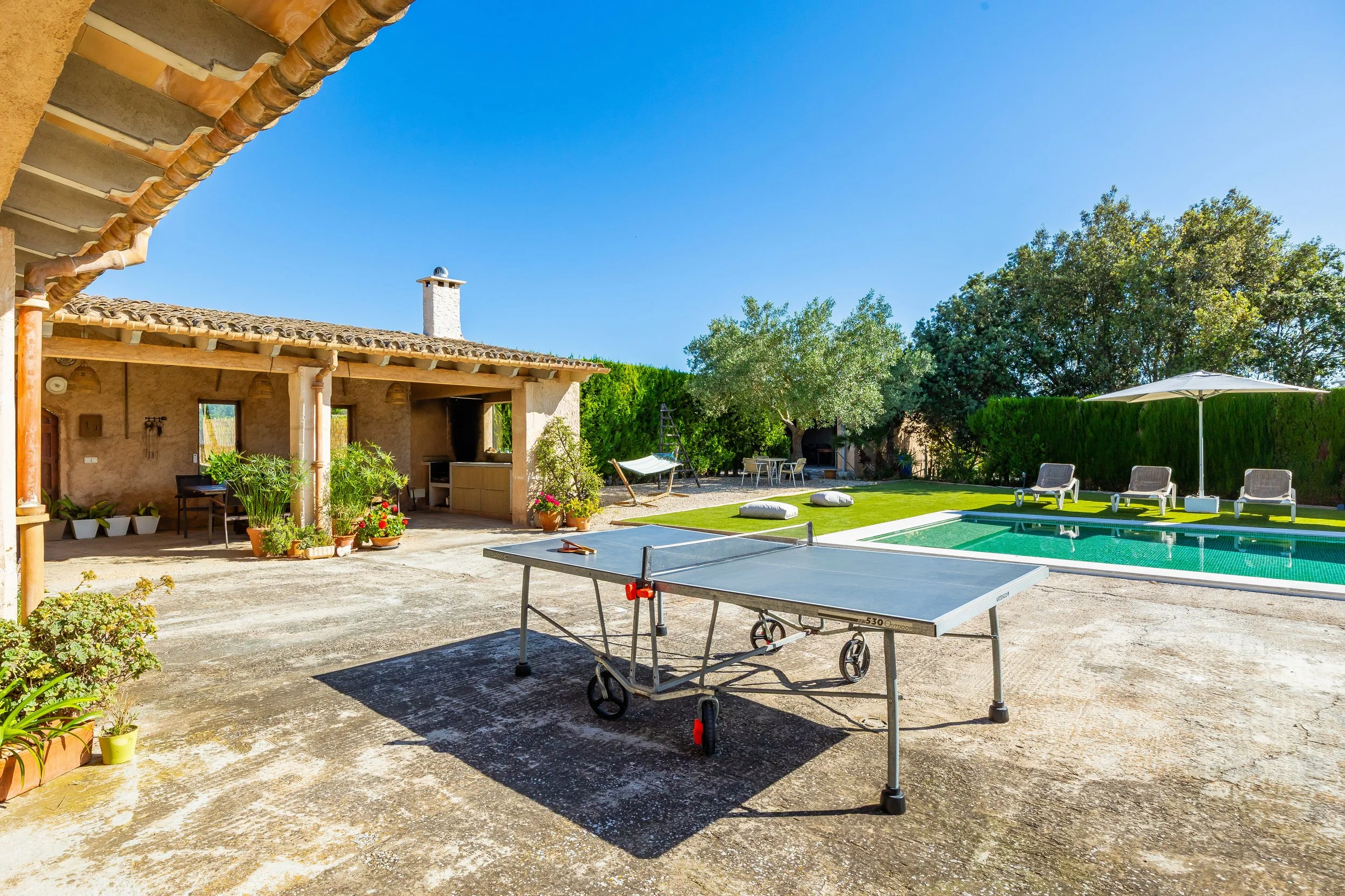 Rural house with swimming pool and open countryside views real estate photography in Mallorca