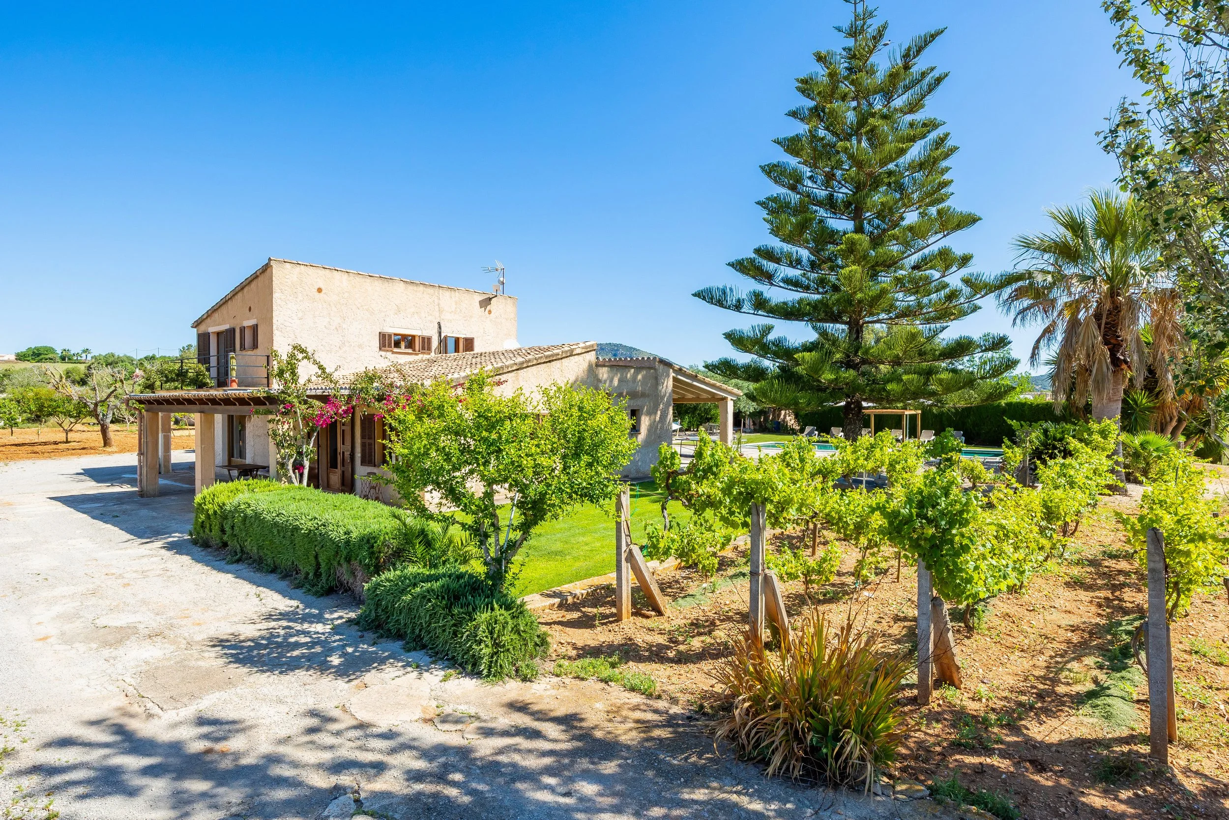 Rural house with swimming pool and open countryside views real estate photography in Mallorca