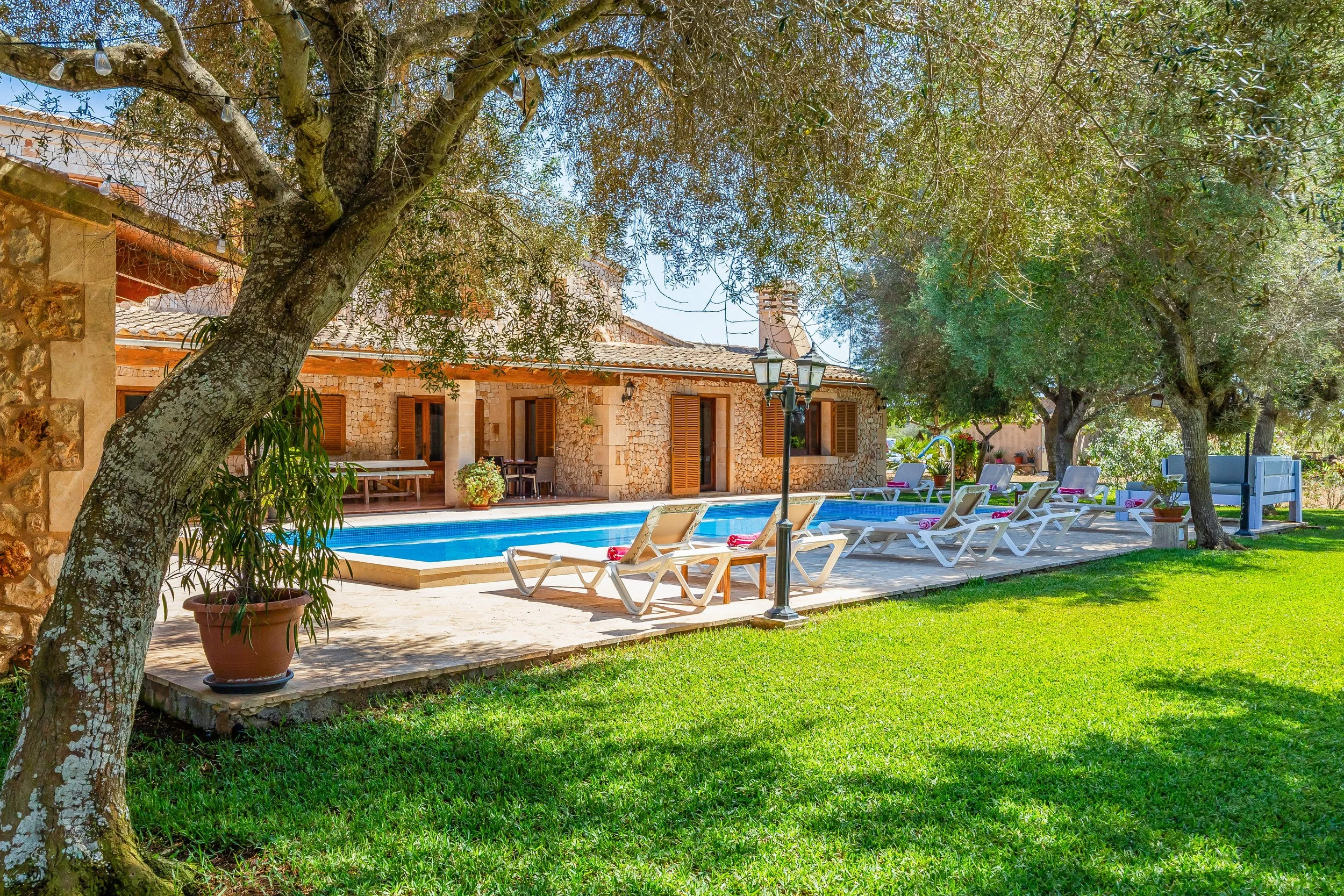 Can Churi Mallorca traditional Mallorcan house with swimming pool and rural countryside surroundings real estate photography