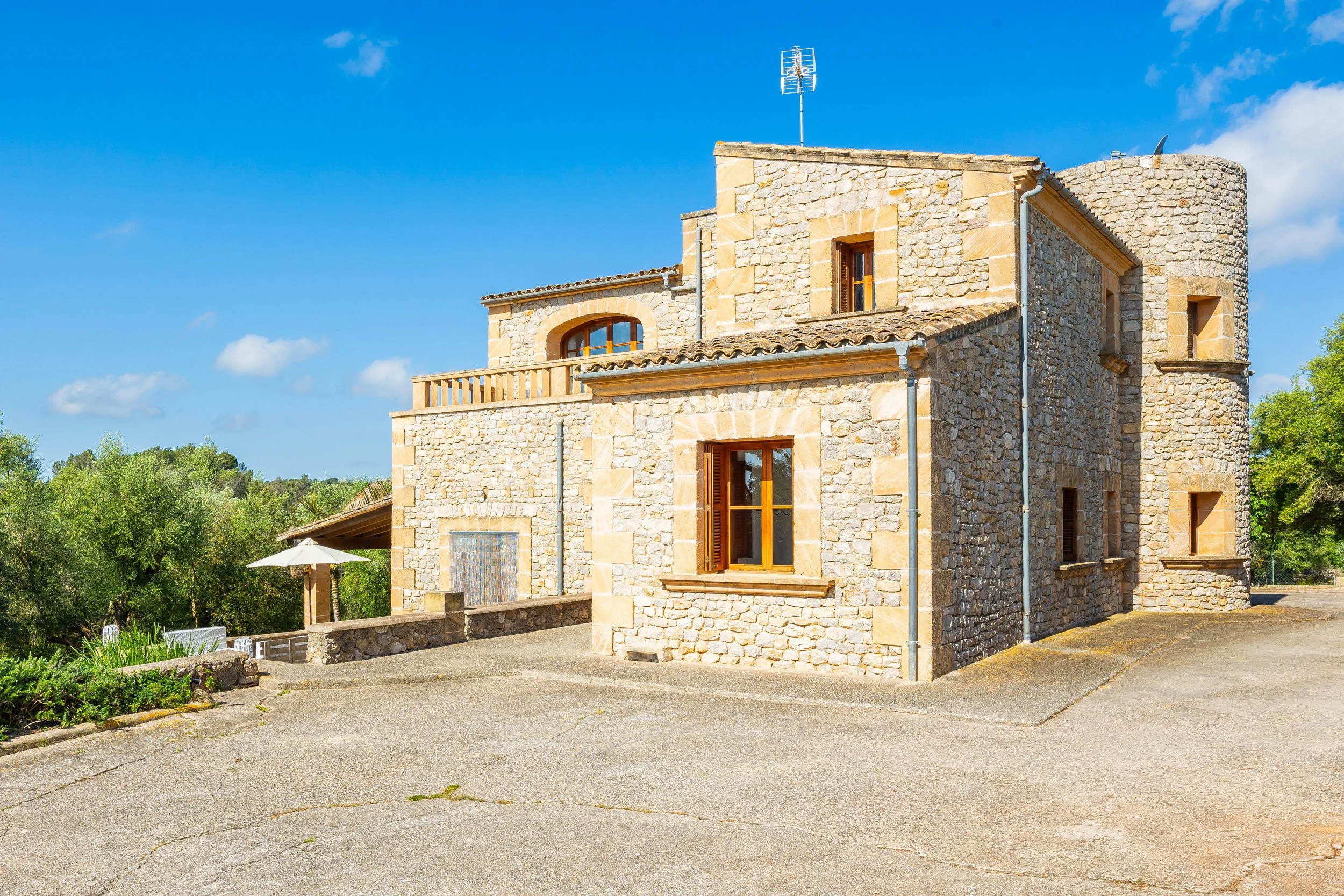 Traditional Mallorcan house with swimming pool near Artà surrounded by countryside real estate photography