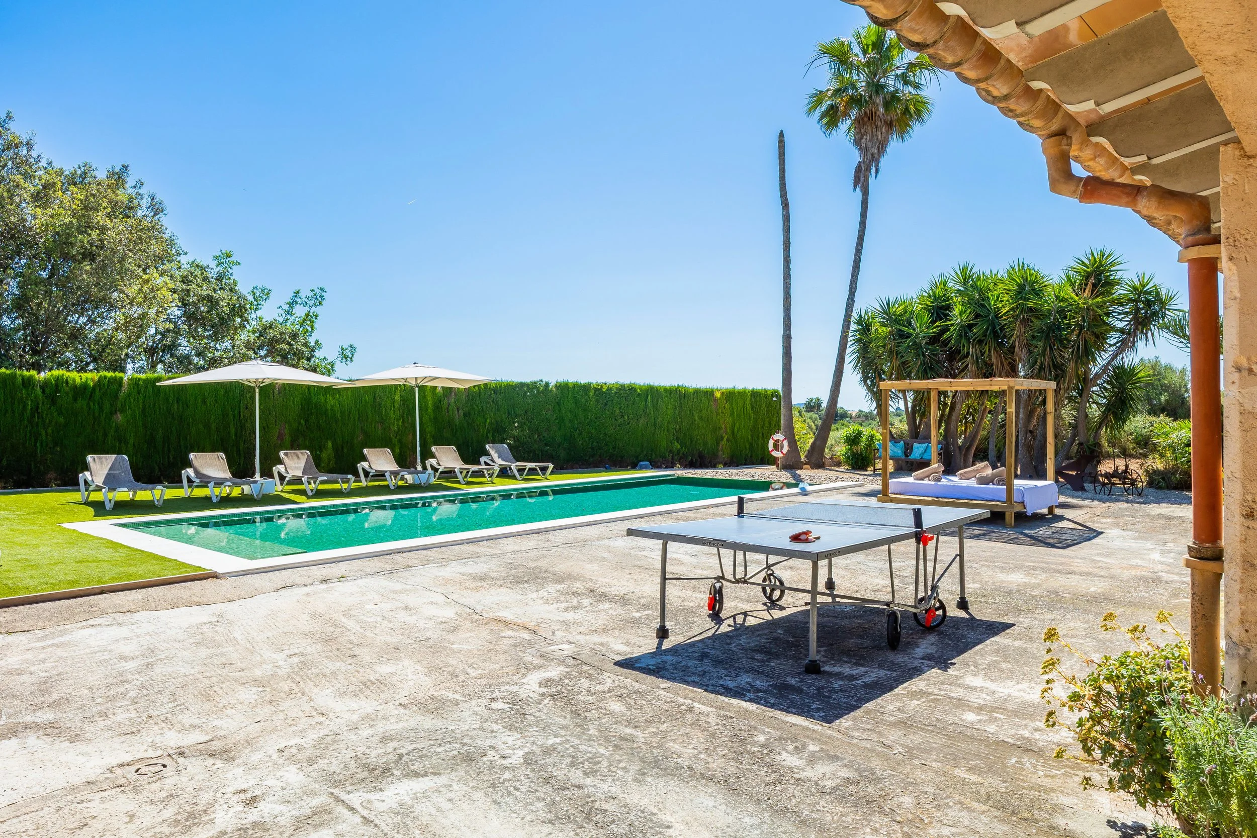 Rural house with swimming pool and open countryside views real estate photography in Mallorca