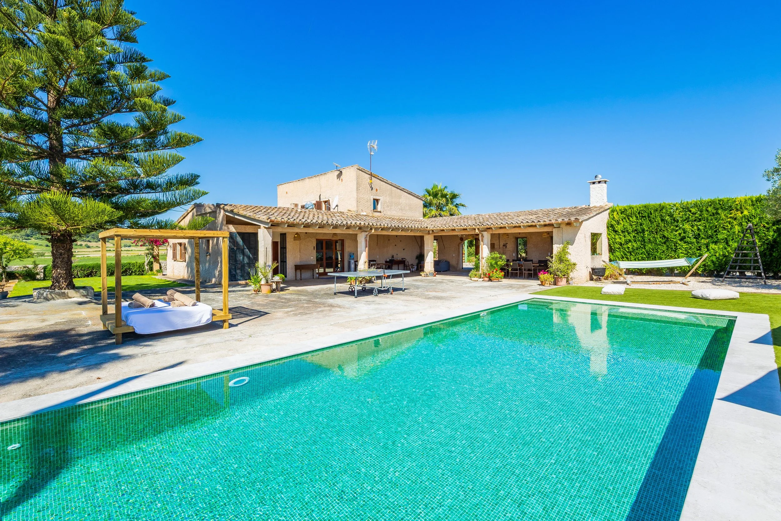 Rural house with swimming pool and open countryside views real estate photography in Mallorca